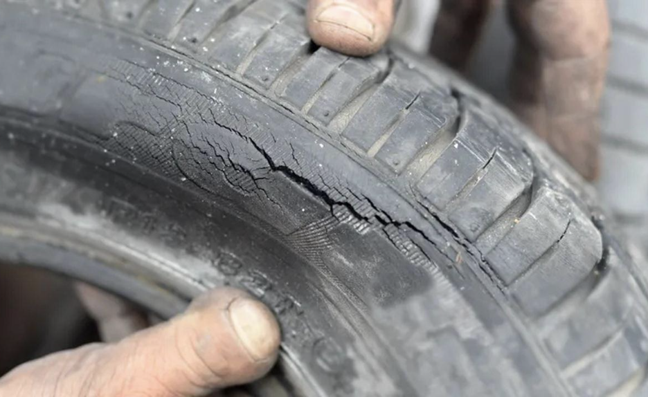 &Ocirc; t&ocirc; bị nứt lốp c&oacute; được đăng kiểm?- Ảnh 1.