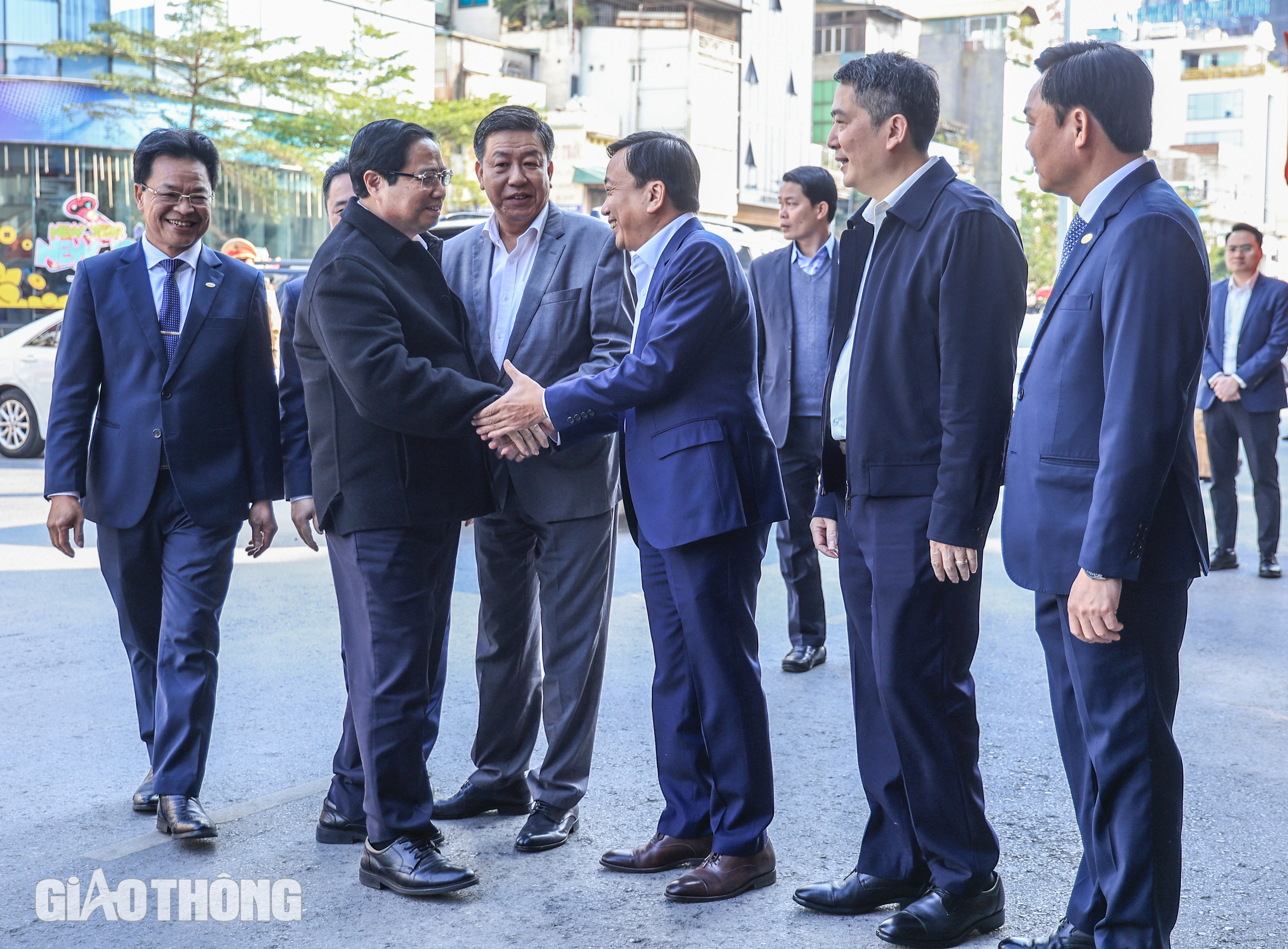Thủ tướng kiểm tra c&ocirc;ng t&aacute;c vận tải, ch&uacute;c Tết sớm nh&acirc;n vi&ecirc;n đường sắt- Ảnh 2.