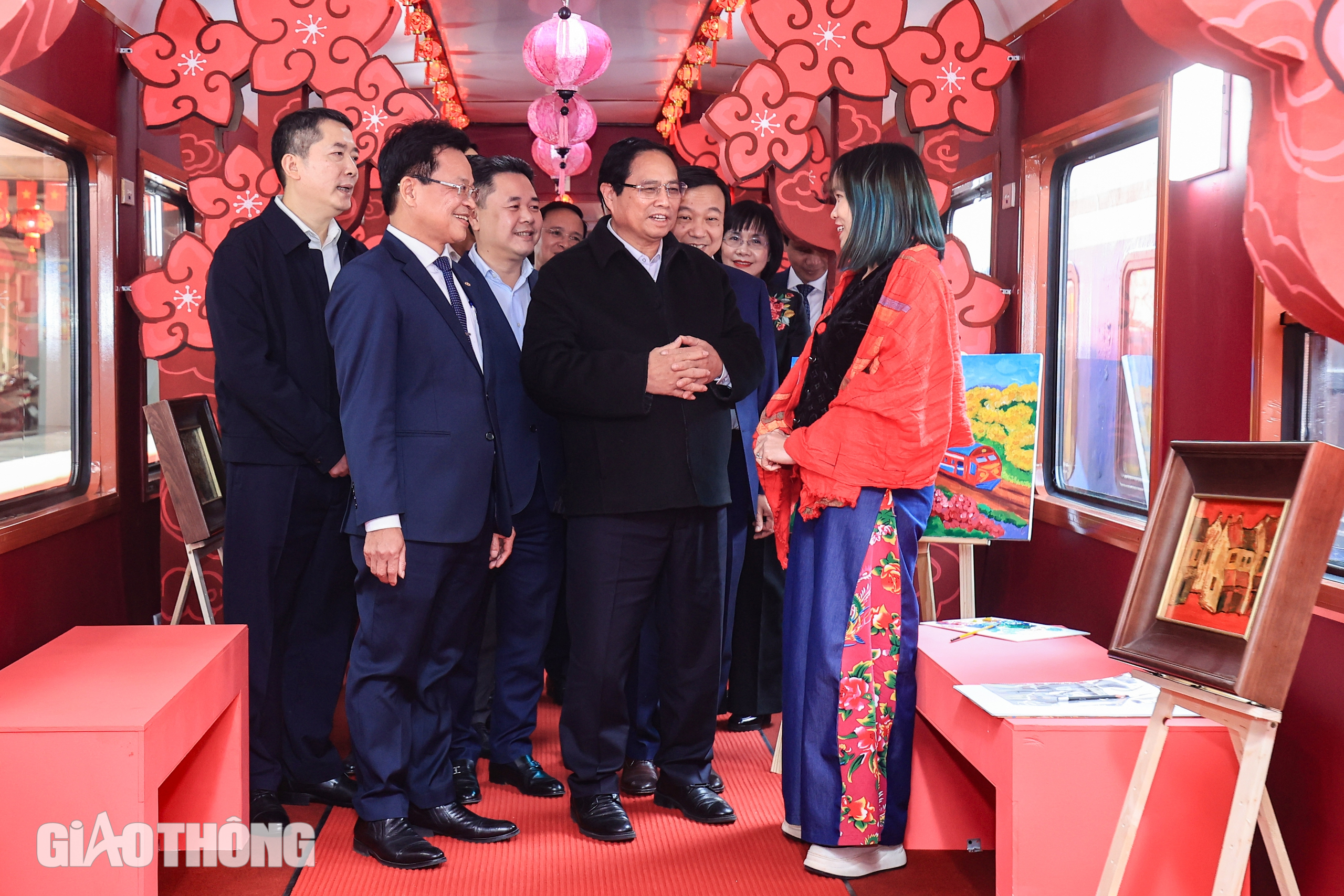 Thủ tướng kiểm tra c&ocirc;ng t&aacute;c vận tải, ch&uacute;c Tết sớm nh&acirc;n vi&ecirc;n đường sắt- Ảnh 6.