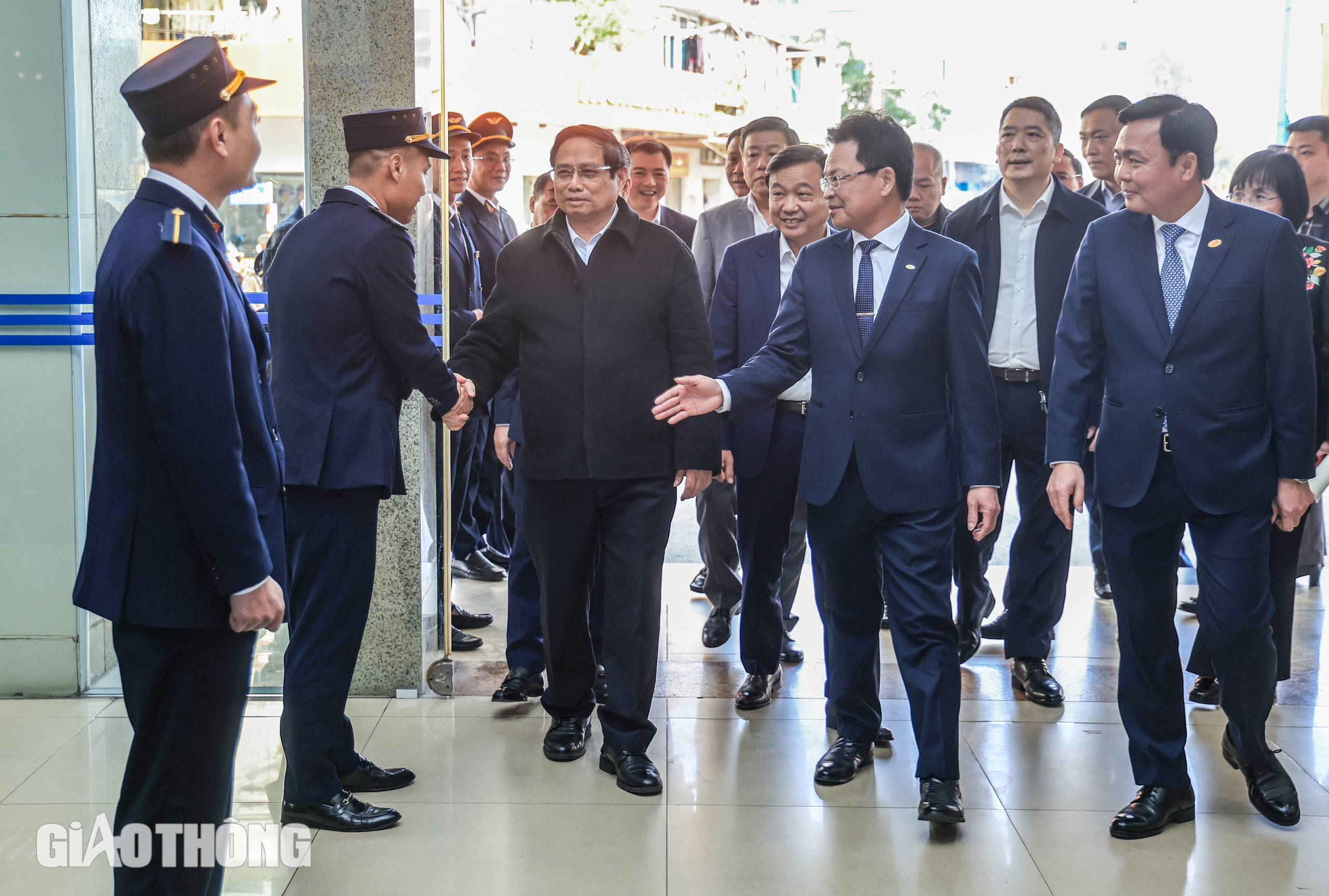 Thủ tướng kiểm tra c&ocirc;ng t&aacute;c vận tải, ch&uacute;c Tết sớm nh&acirc;n vi&ecirc;n đường sắt- Ảnh 3.