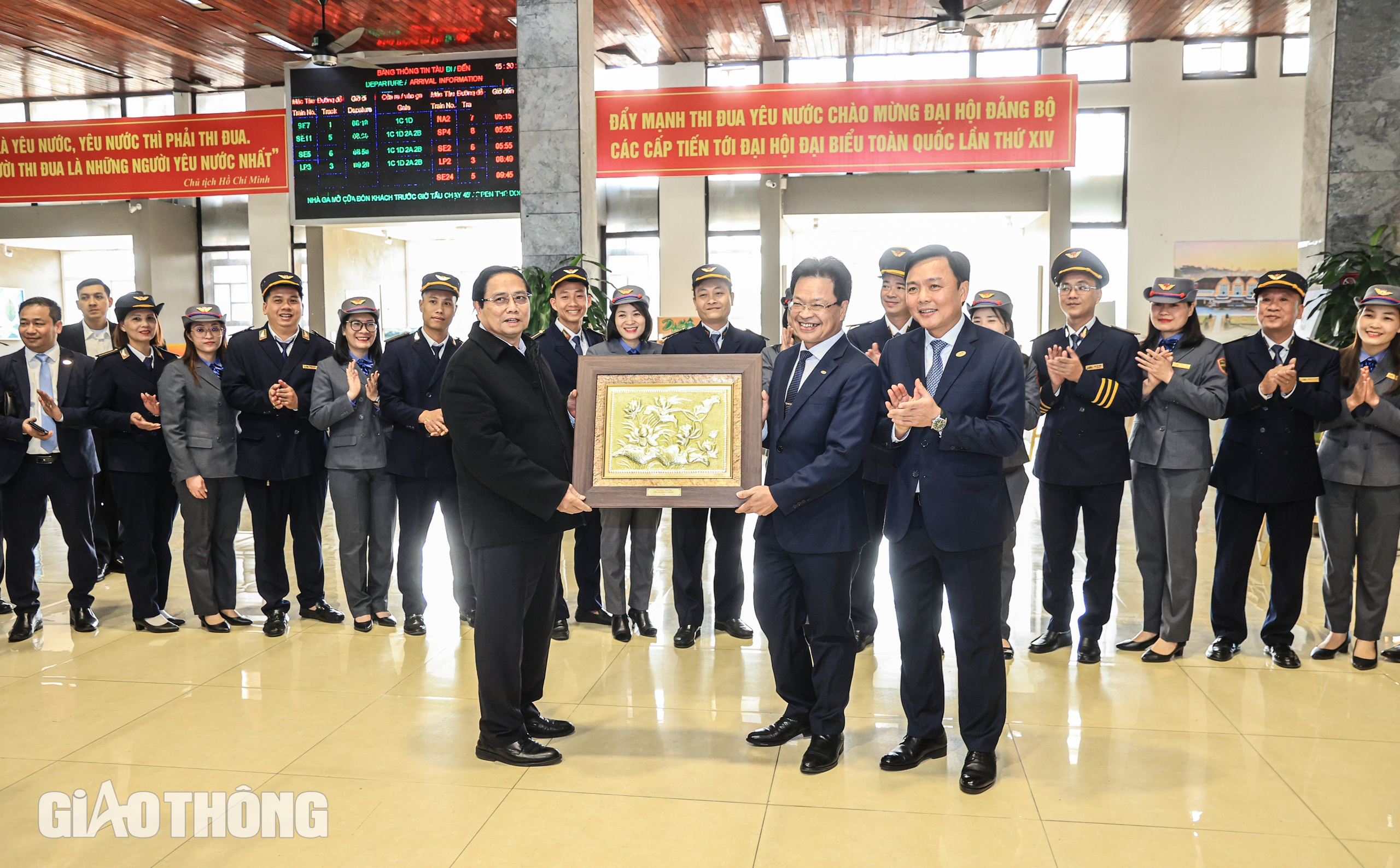 Thủ tướng kiểm tra c&ocirc;ng t&aacute;c vận tải, ch&uacute;c Tết sớm nh&acirc;n vi&ecirc;n đường sắt- Ảnh 13.