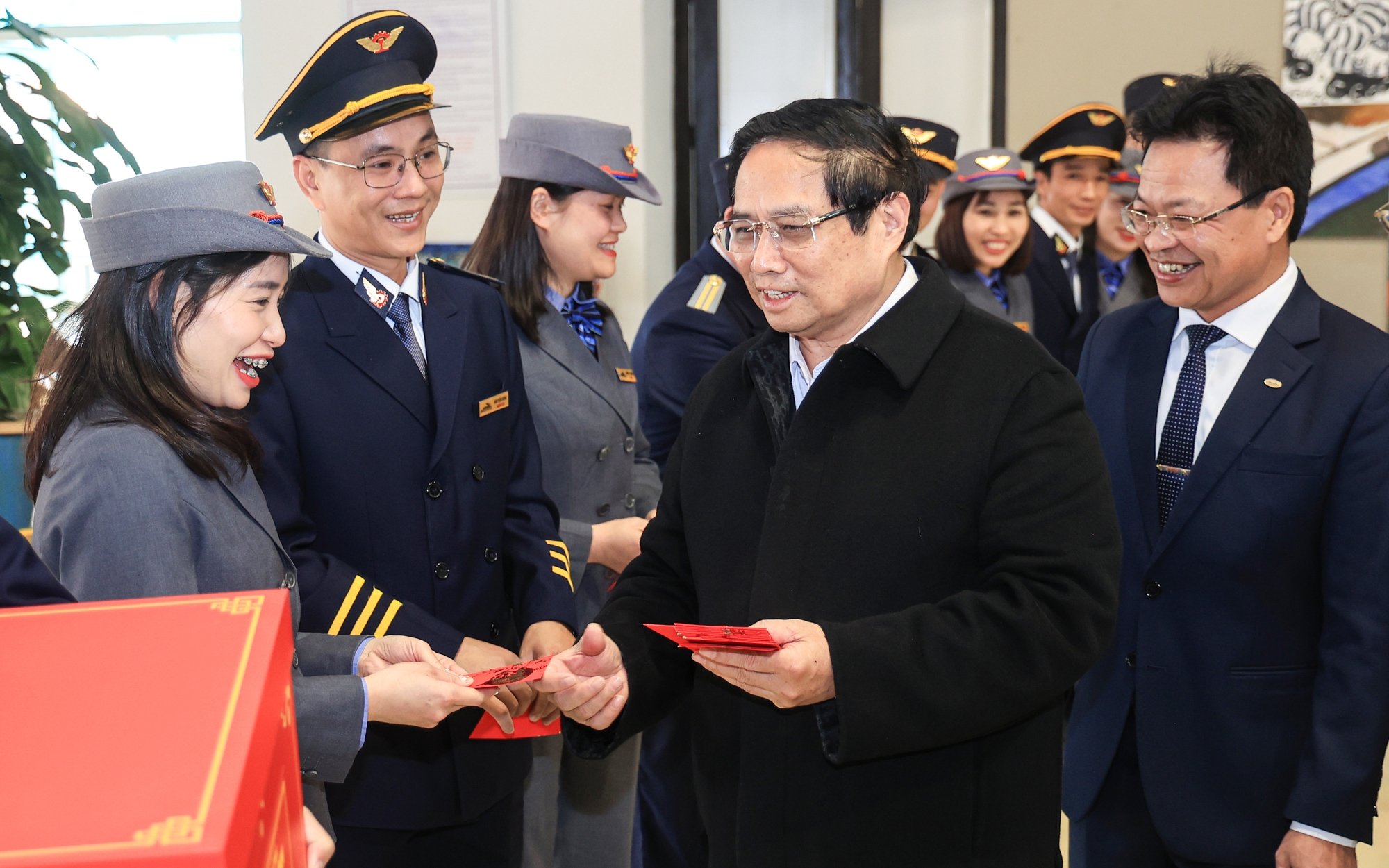 Thủ tướng kiểm tra c&ocirc;ng t&aacute;c vận tải, ch&uacute;c Tết sớm nh&acirc;n vi&ecirc;n đường sắt