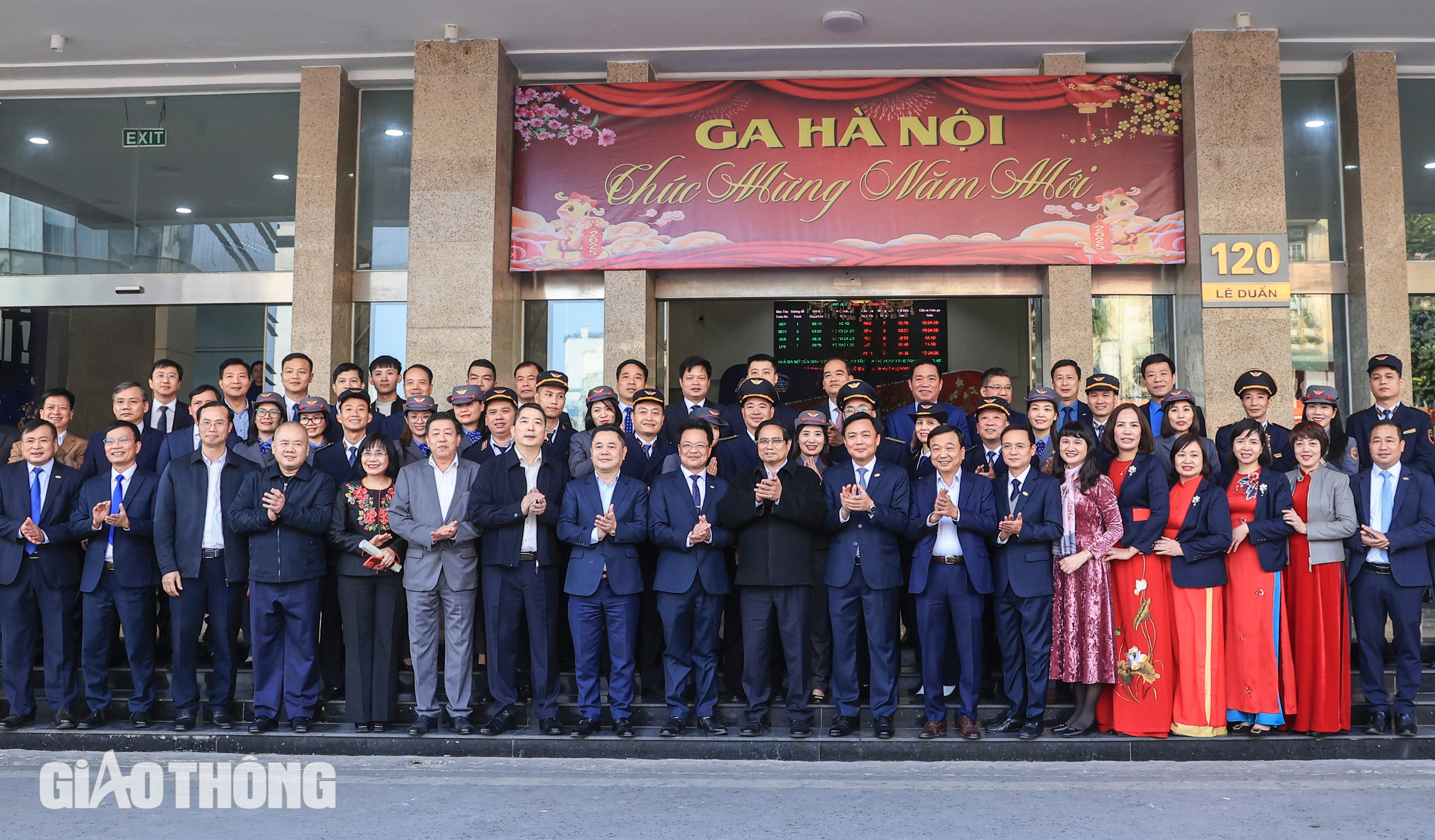Thủ tướng kiểm tra c&ocirc;ng t&aacute;c vận tải, ch&uacute;c Tết sớm nh&acirc;n vi&ecirc;n đường sắt- Ảnh 14.