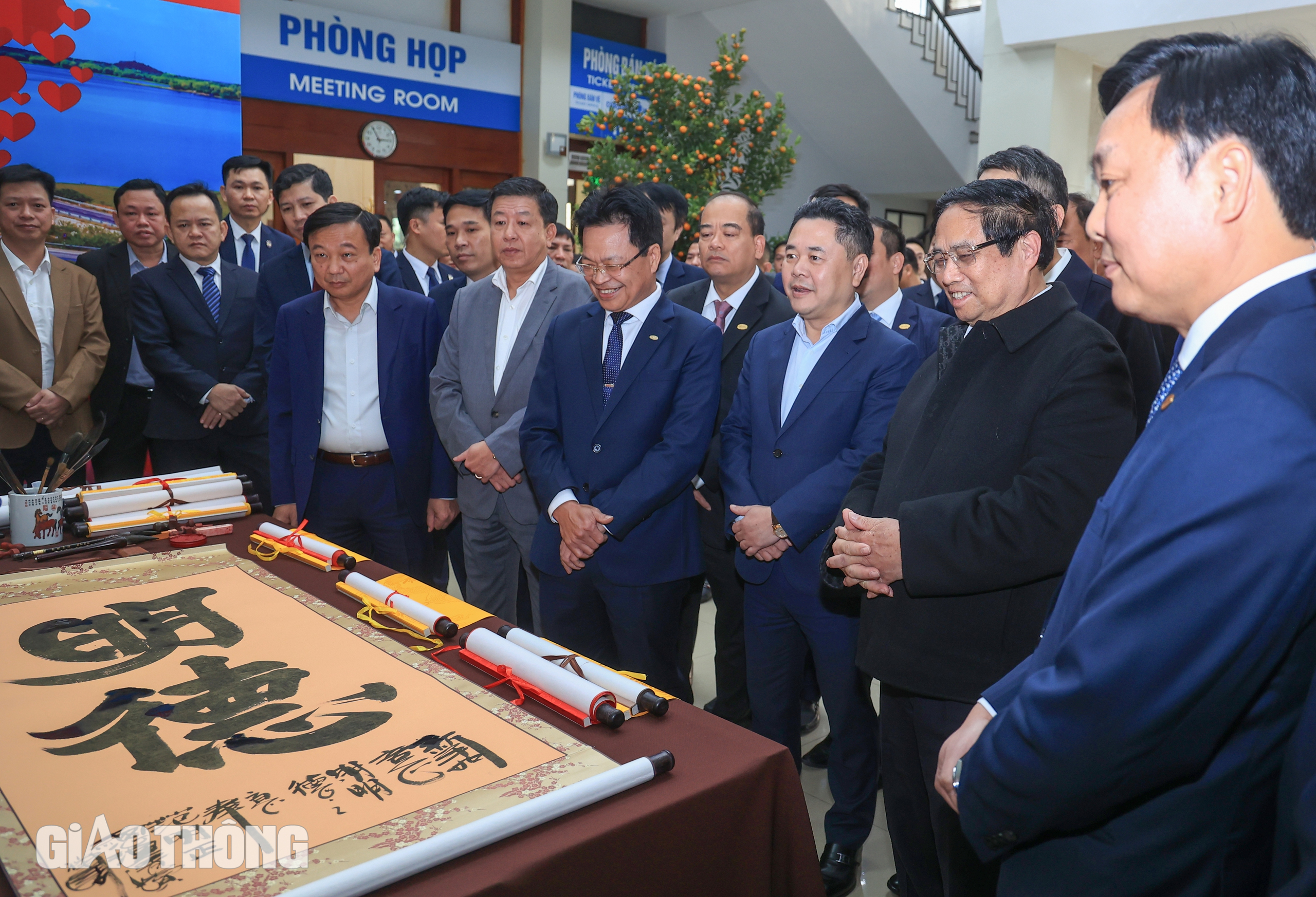Thủ tướng kiểm tra c&ocirc;ng t&aacute;c vận tải, ch&uacute;c Tết sớm nh&acirc;n vi&ecirc;n đường sắt- Ảnh 4.
