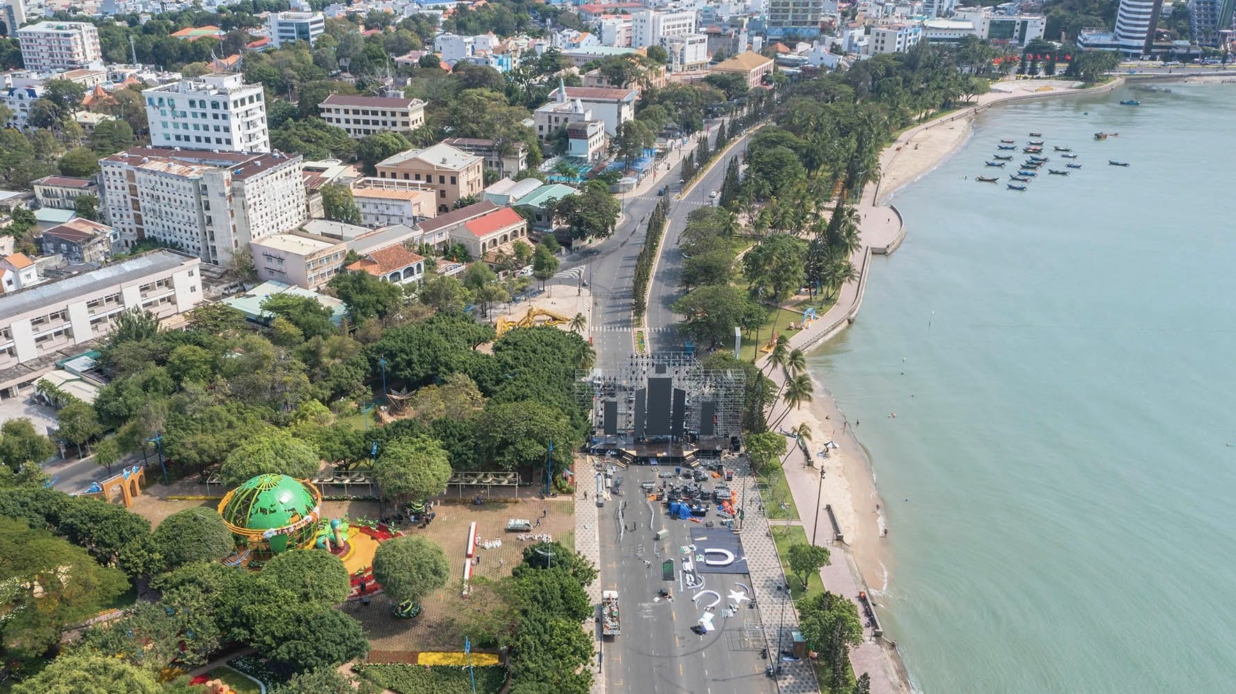 Phố biển Vũng Tàu tạm đóng nhiều tuyến đường để đón giao thừa- Ảnh 1. Phố biển Vũng Tàu tạm đóng nhiều tuyến đường để đón giao thừa- Ảnh 1.