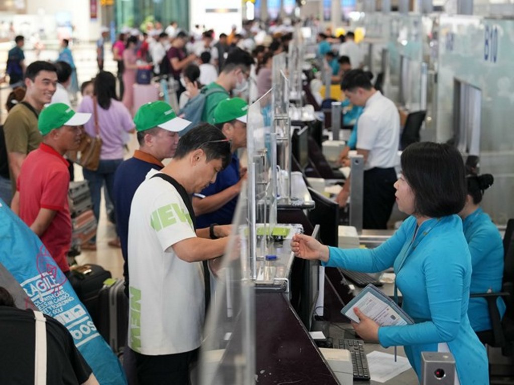 Huy động tối đa nguồn lực phục vụ kh&aacute;ch bay trong cao điểm Tết- Ảnh 1.