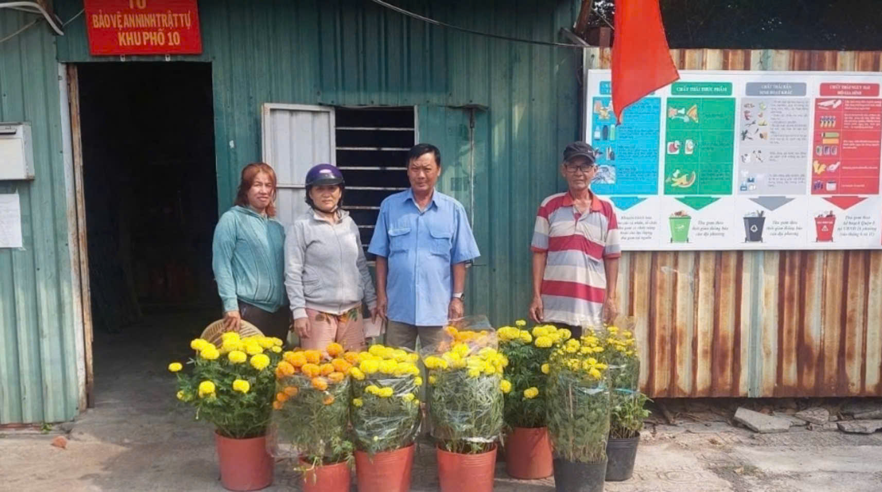 Chiều 29 Tết: L&atilde;nh đạo TP.HCM mua lại hoa của tiểu thương tặng người d&acirc;n kh&oacute; khăn- Ảnh 1.