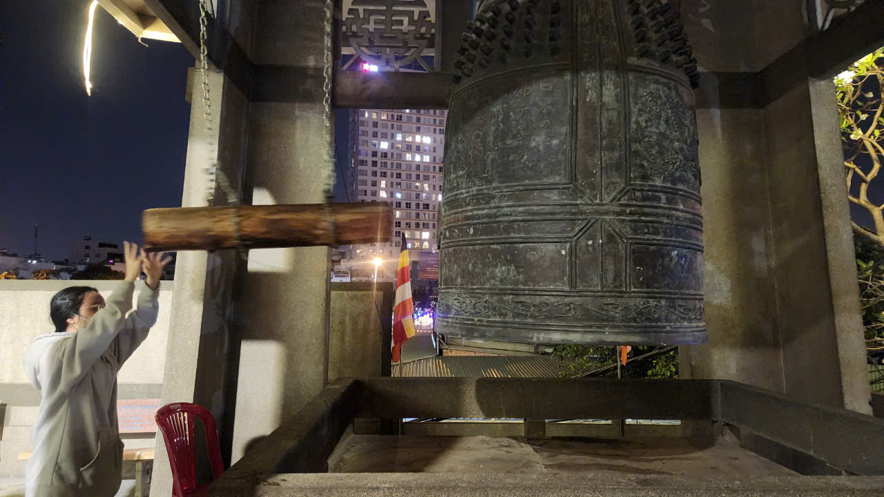 Sau giao thừa, người dân TP.HCM đi lễ chùa cầu bình an- Ảnh 5. Sau giao thừa, người dân TP.HCM đi lễ chùa cầu bình an- Ảnh 5.