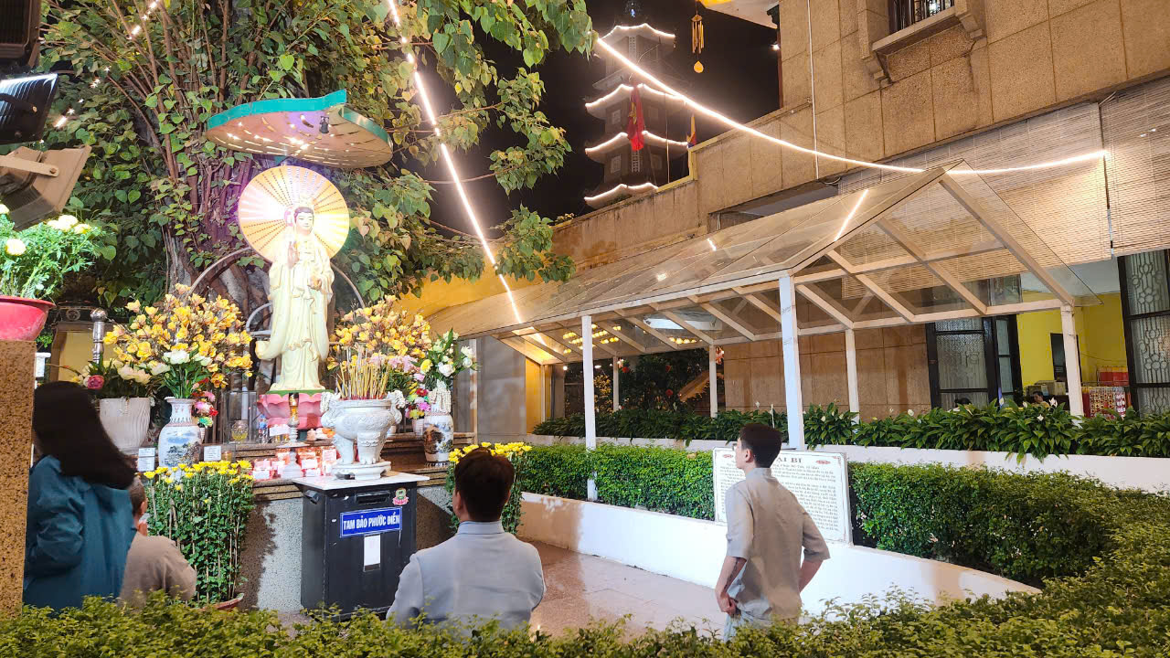 Sau giao thừa, người dân TP.HCM đi lễ chùa cầu bình an- Ảnh 6. Sau giao thừa, người dân TP.HCM đi lễ chùa cầu bình an- Ảnh 6.