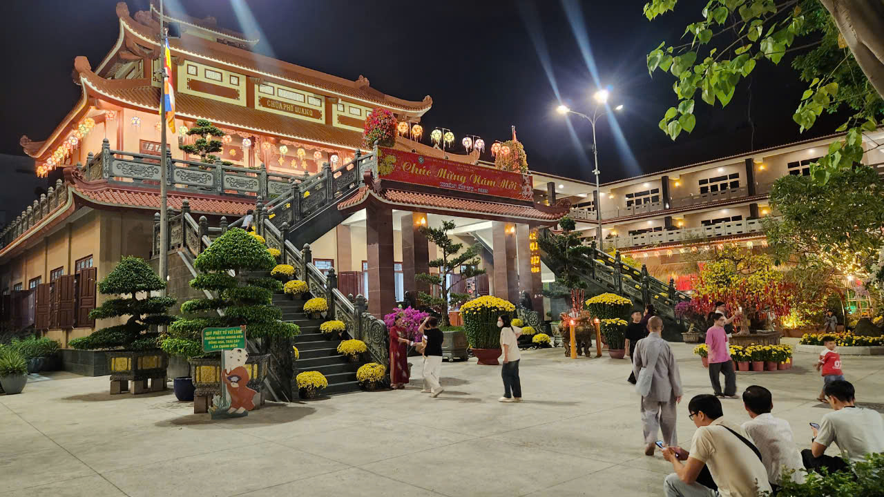 Sau giao thừa, người dân TP.HCM đi lễ chùa cầu bình an- Ảnh 8. Sau giao thừa, người dân TP.HCM đi lễ chùa cầu bình an- Ảnh 8.