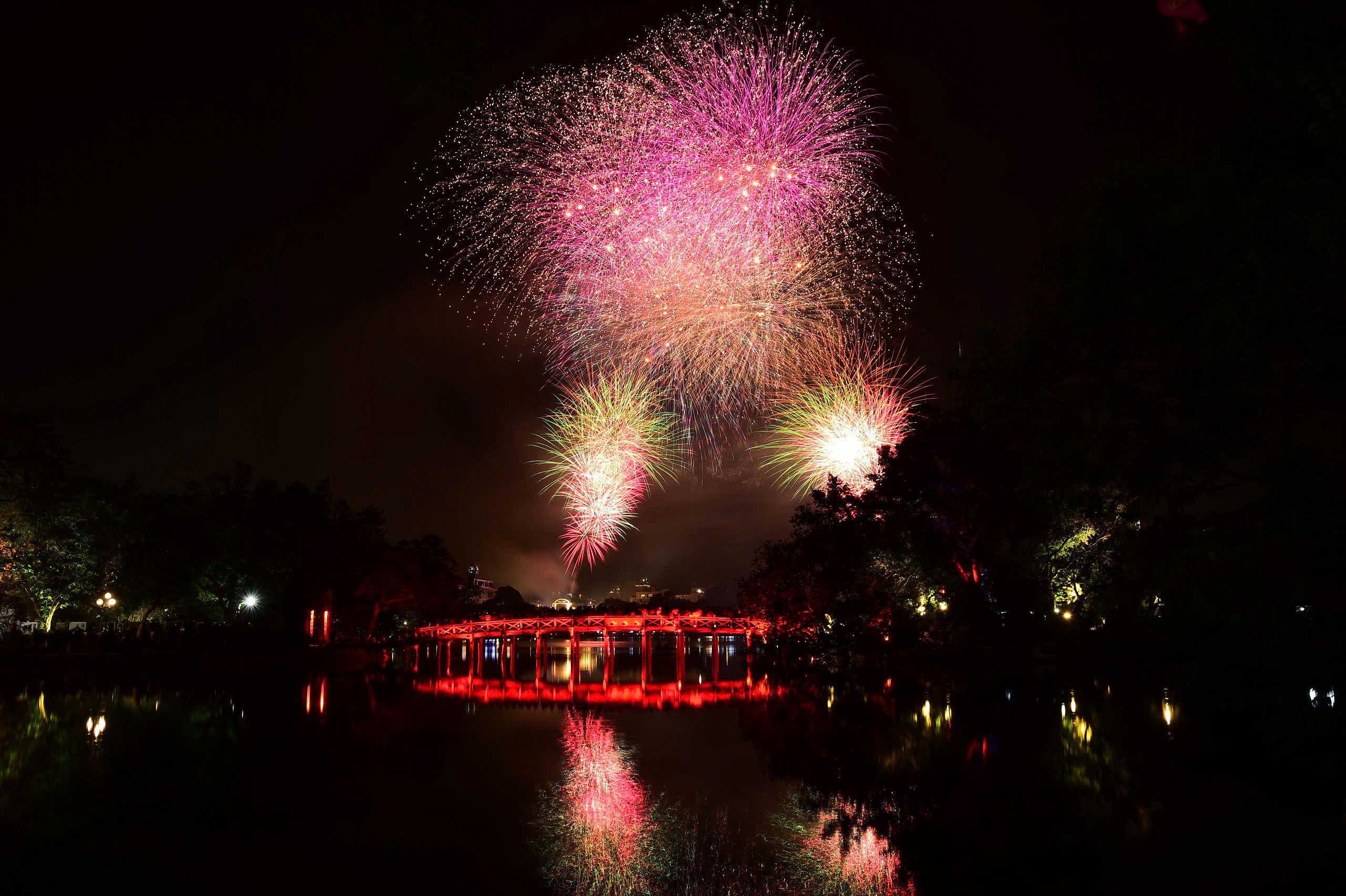 Những ch&ugrave;m ph&aacute;o hoa lung linh sắc m&agrave;u thắp s&aacute;ng đ&ecirc;m Giao thừa H&agrave; Nội- Ảnh 7.