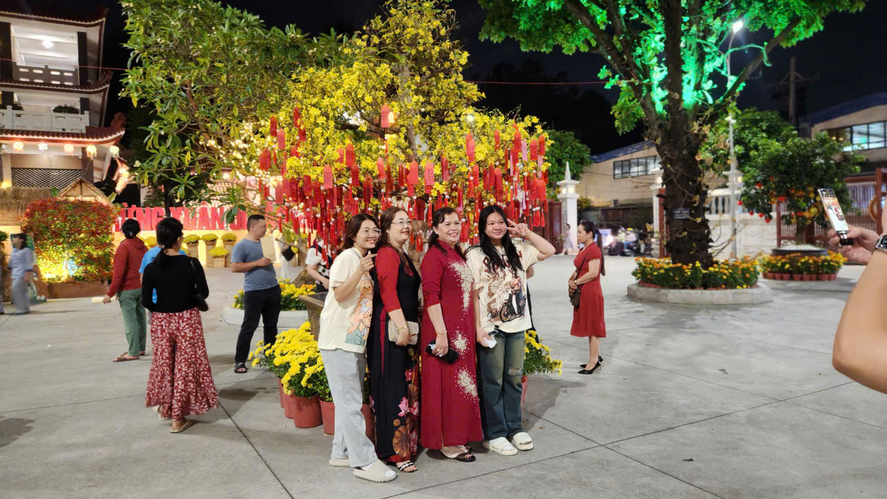 Sau giao thừa, người dân TP.HCM đi lễ chùa cầu bình an- Ảnh 12. Sau giao thừa, người dân TP.HCM đi lễ chùa cầu bình an- Ảnh 12.