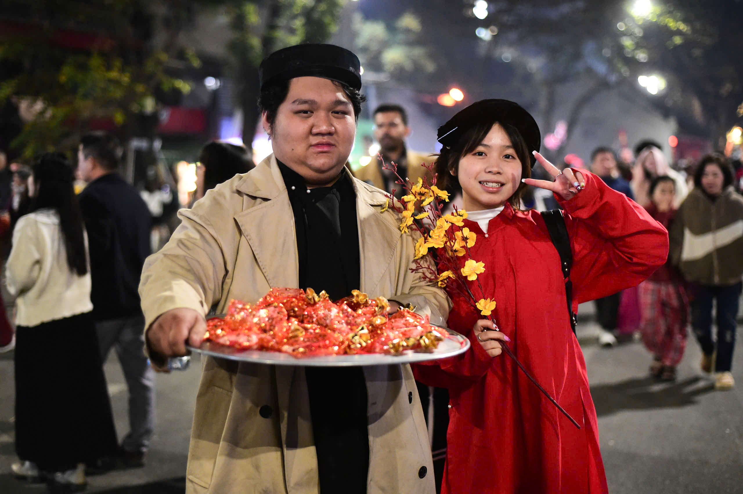 Những ch&ugrave;m ph&aacute;o hoa lung linh sắc m&agrave;u thắp s&aacute;ng đ&ecirc;m Giao thừa H&agrave; Nội- Ảnh 10.