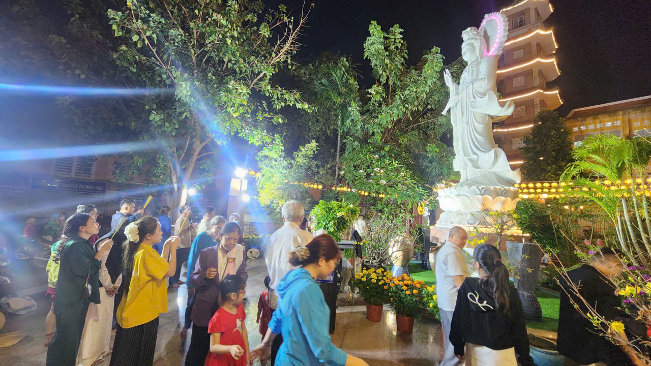 Sau giao thừa, người dân TP.HCM đi lễ chùa cầu bình an- Ảnh 7. Sau giao thừa, người dân TP.HCM đi lễ chùa cầu bình an- Ảnh 7.