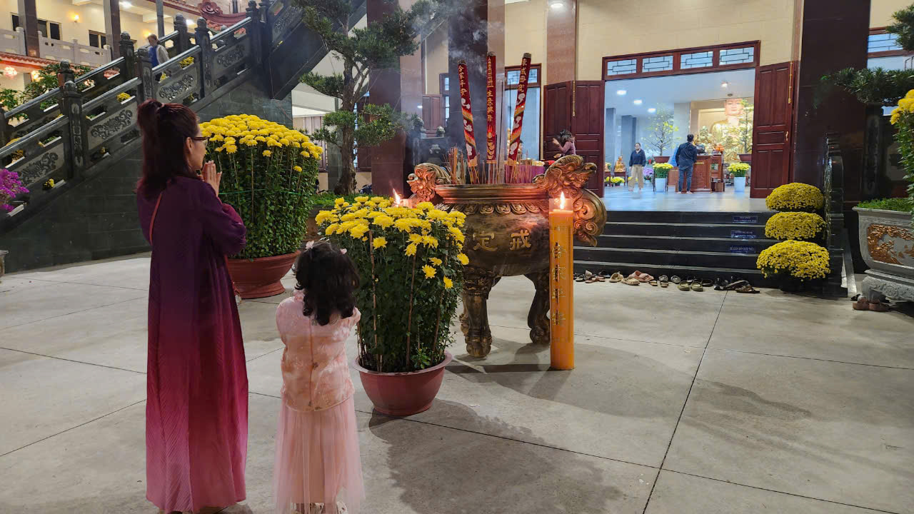 Sau giao thừa, người dân TP.HCM đi lễ chùa cầu bình an- Ảnh 9. Sau giao thừa, người dân TP.HCM đi lễ chùa cầu bình an- Ảnh 9.