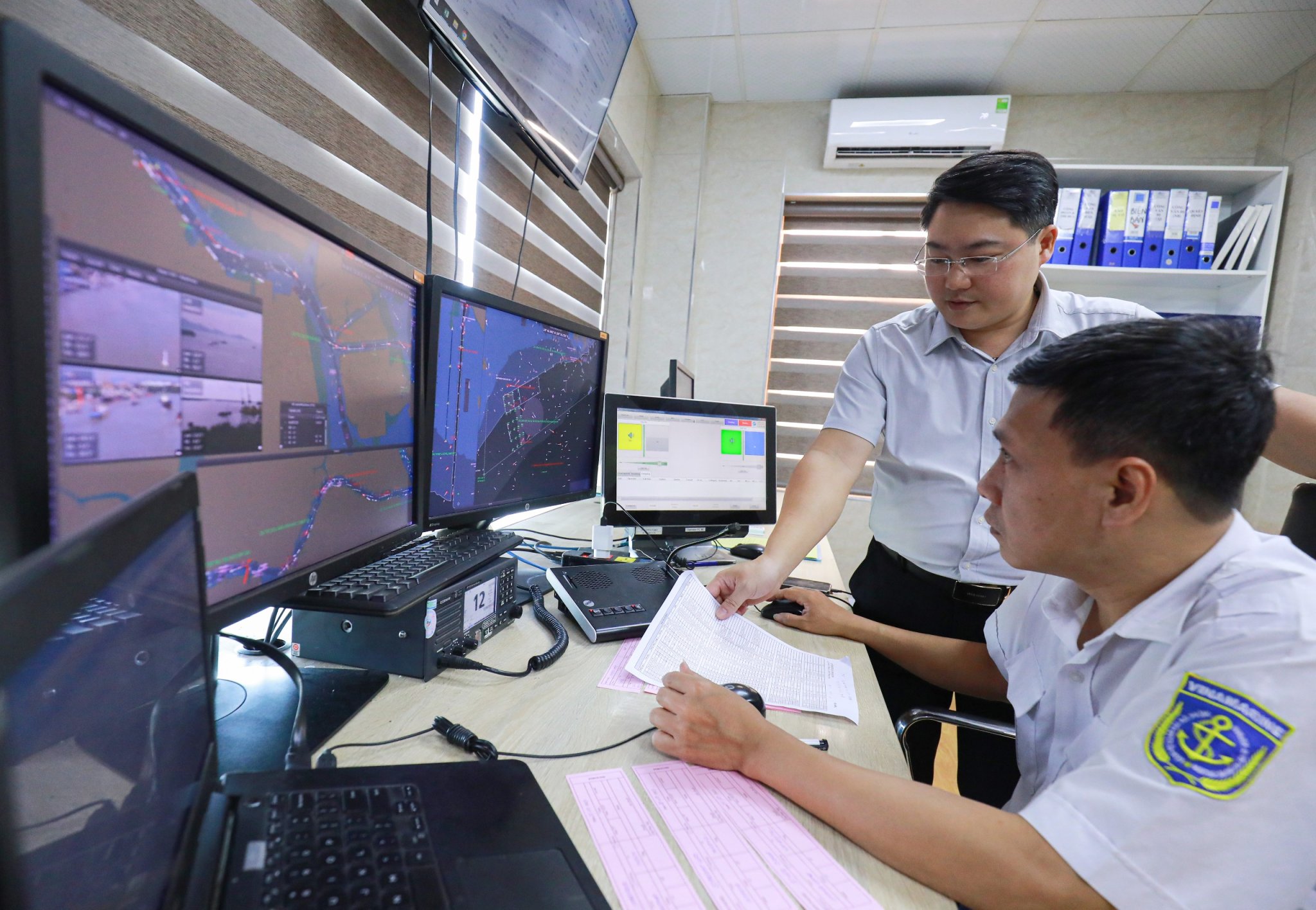 Hàng hải tất bật đón hàng xuyên Tết- Ảnh 1. Hàng hải tất bật đón hàng xuyên Tết- Ảnh 1.