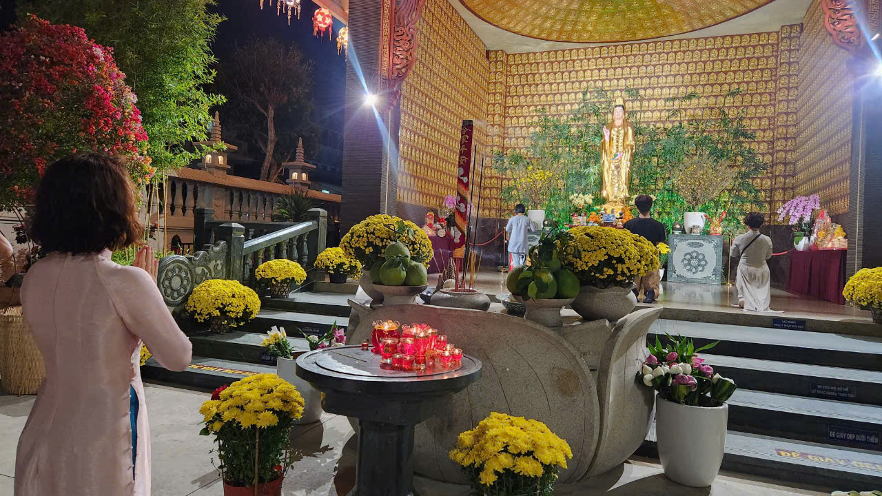 Sau giao thừa, người dân TP.HCM đi lễ chùa cầu bình an- Ảnh 11. Sau giao thừa, người dân TP.HCM đi lễ chùa cầu bình an- Ảnh 11.