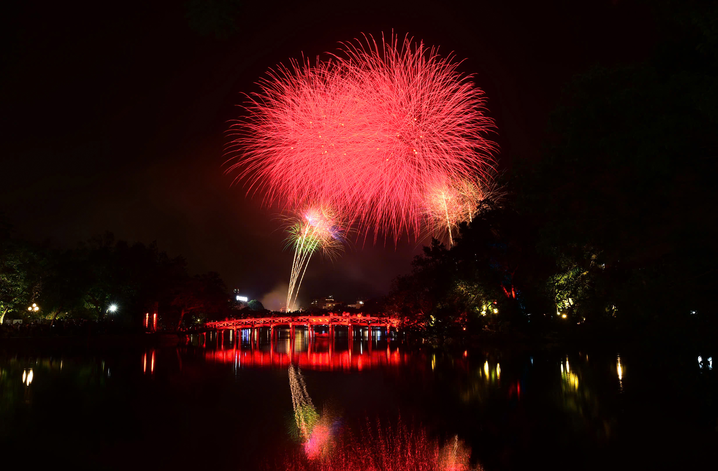 Những ch&ugrave;m ph&aacute;o hoa lung linh sắc m&agrave;u thắp s&aacute;ng đ&ecirc;m Giao thừa H&agrave; Nội- Ảnh 4.