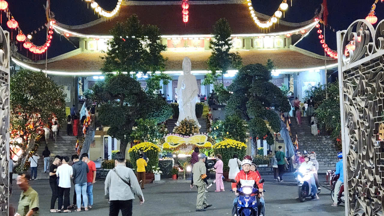 Sau giao thừa, người dân TP.HCM đi lễ chùa cầu bình an- Ảnh 2. Sau giao thừa, người dân TP.HCM đi lễ chùa cầu bình an- Ảnh 2.