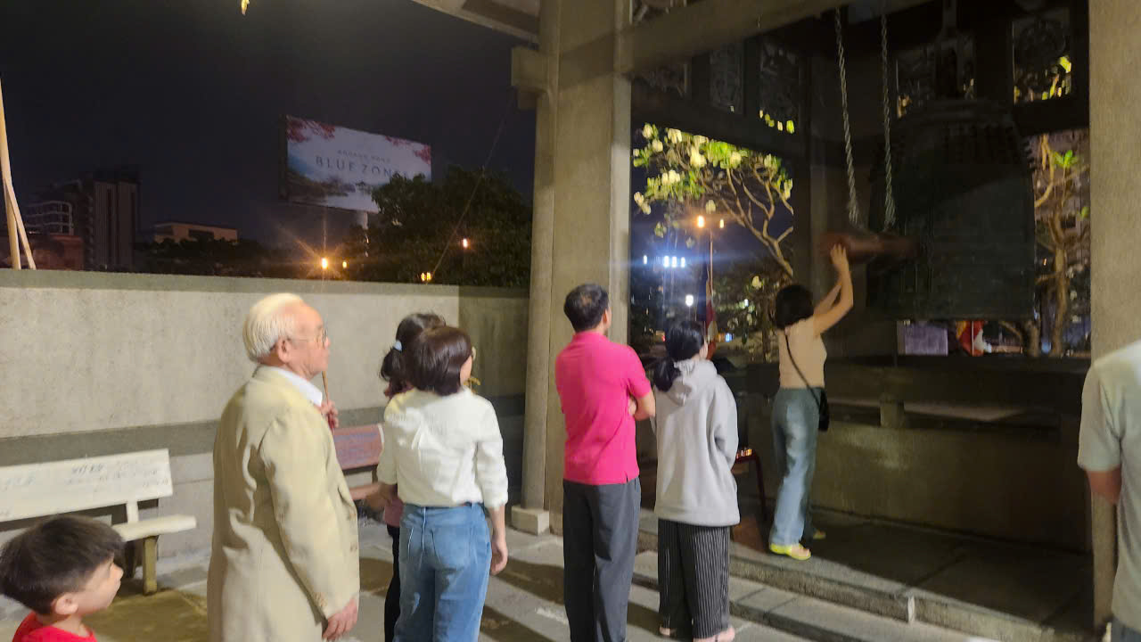 Sau giao thừa, người dân TP.HCM đi lễ chùa cầu bình an- Ảnh 4. Sau giao thừa, người dân TP.HCM đi lễ chùa cầu bình an- Ảnh 4.