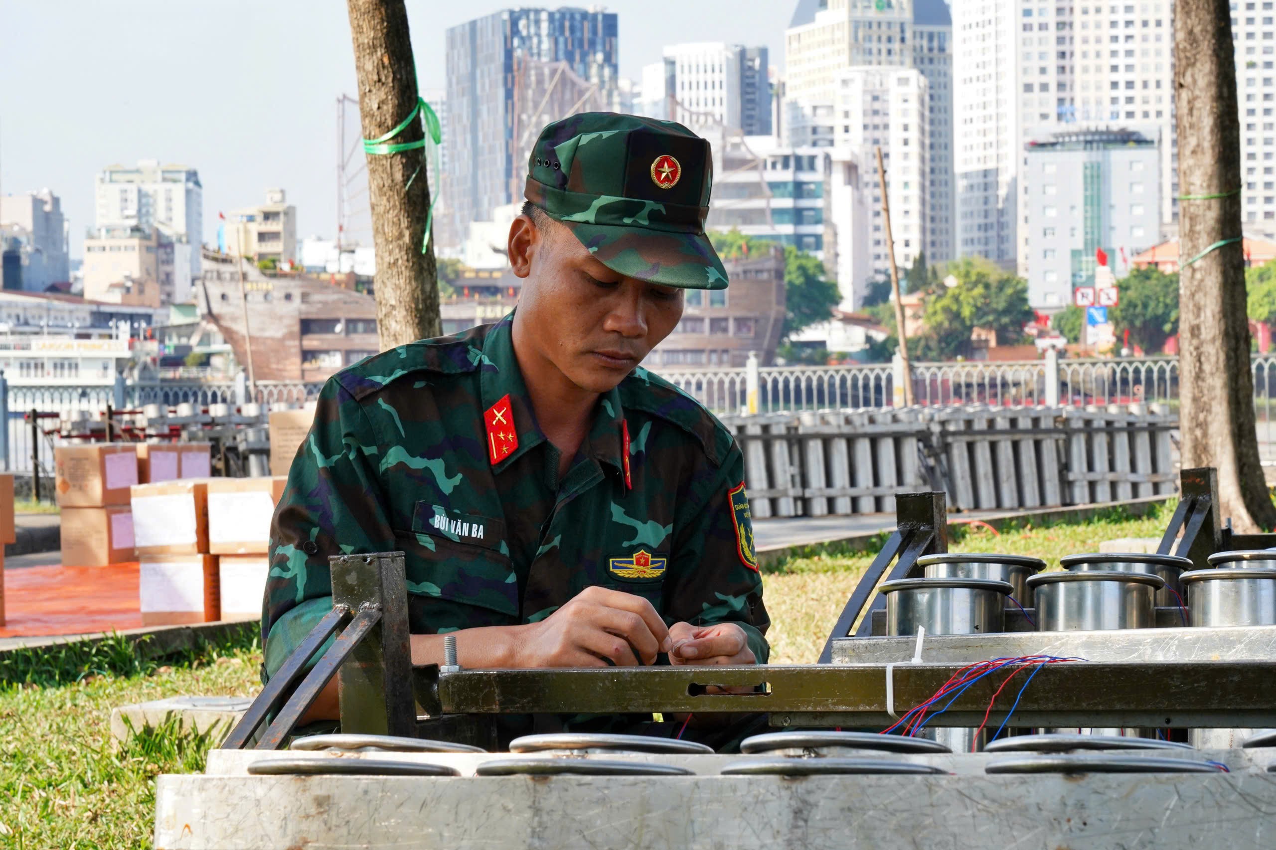 TP.HCM: Trận địa ph&aacute;o hoa sẵn s&agrave;ng khai hỏa đ&oacute;n năm mới Ất Tỵ 2025- Ảnh 11.