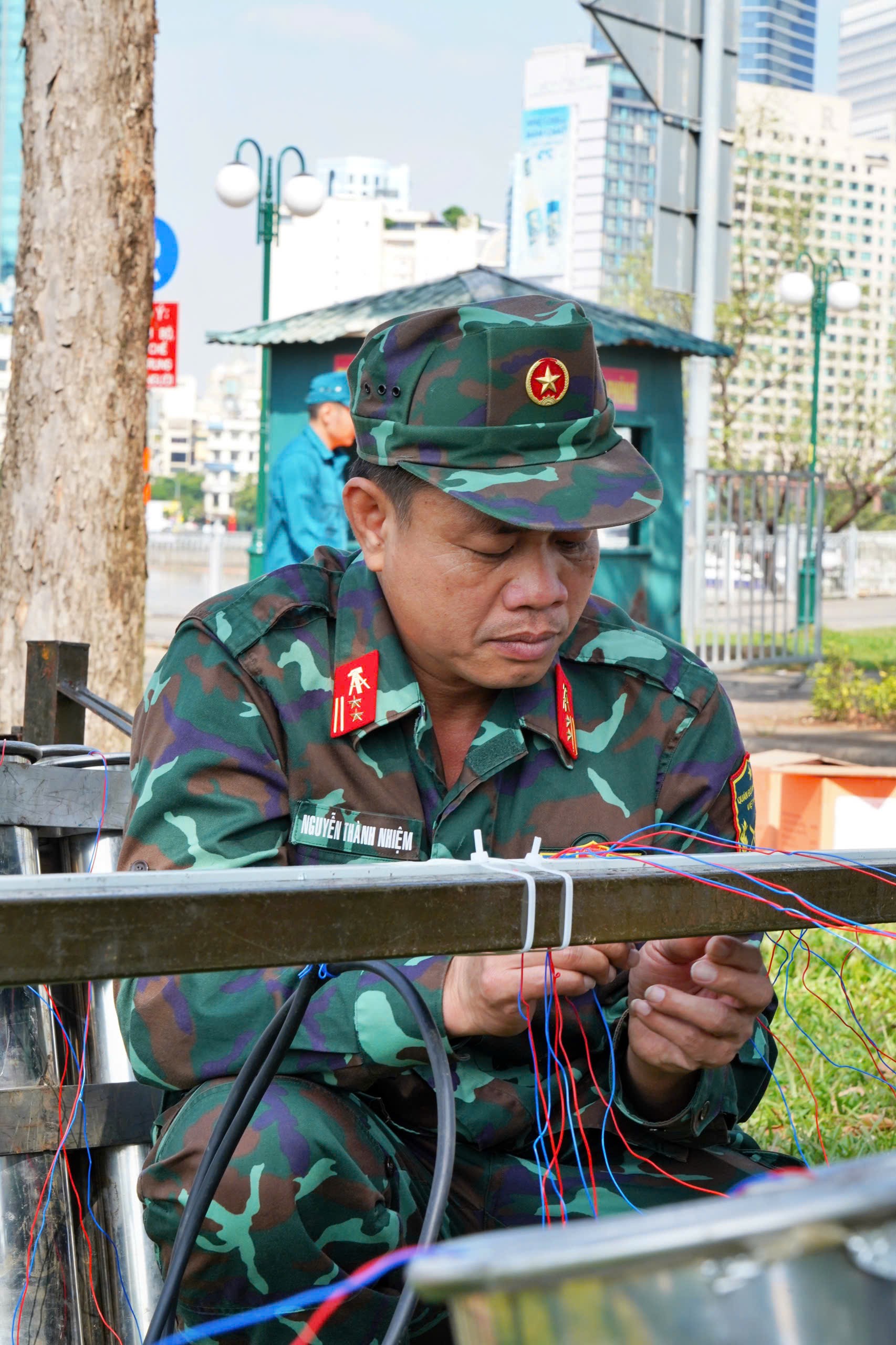 TP.HCM: Trận địa ph&aacute;o hoa sẵn s&agrave;ng khai hỏa đ&oacute;n năm mới Ất Tỵ 2025- Ảnh 12.