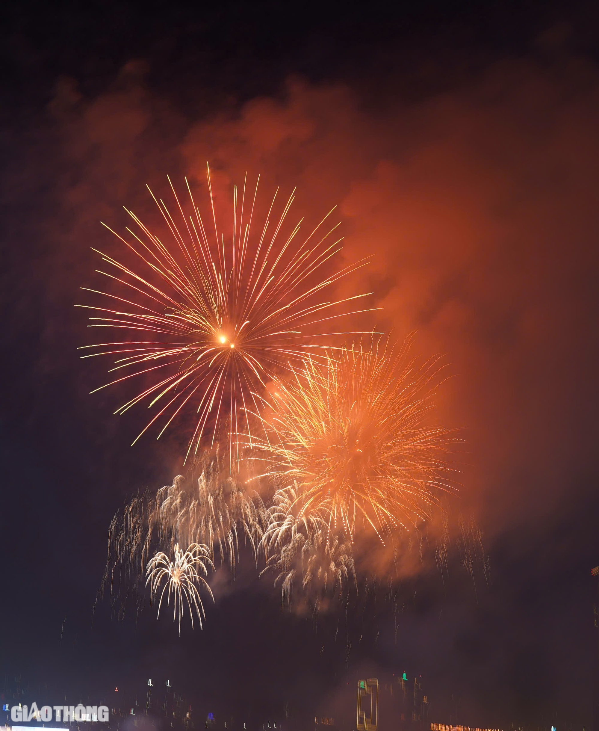 M&atilde;n nh&atilde;n với bữa tiệc ph&aacute;o hoa ch&agrave;o mừng năm mới tại TP.HCM- Ảnh 6.