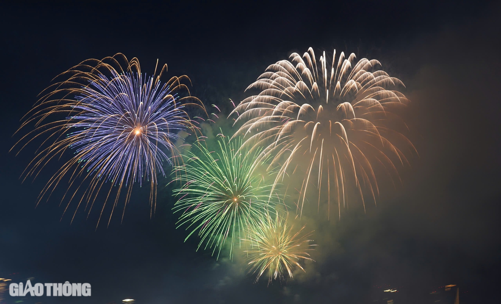 M&atilde;n nh&atilde;n với bữa tiệc ph&aacute;o hoa ch&agrave;o mừng năm mới tại TP.HCM- Ảnh 7.