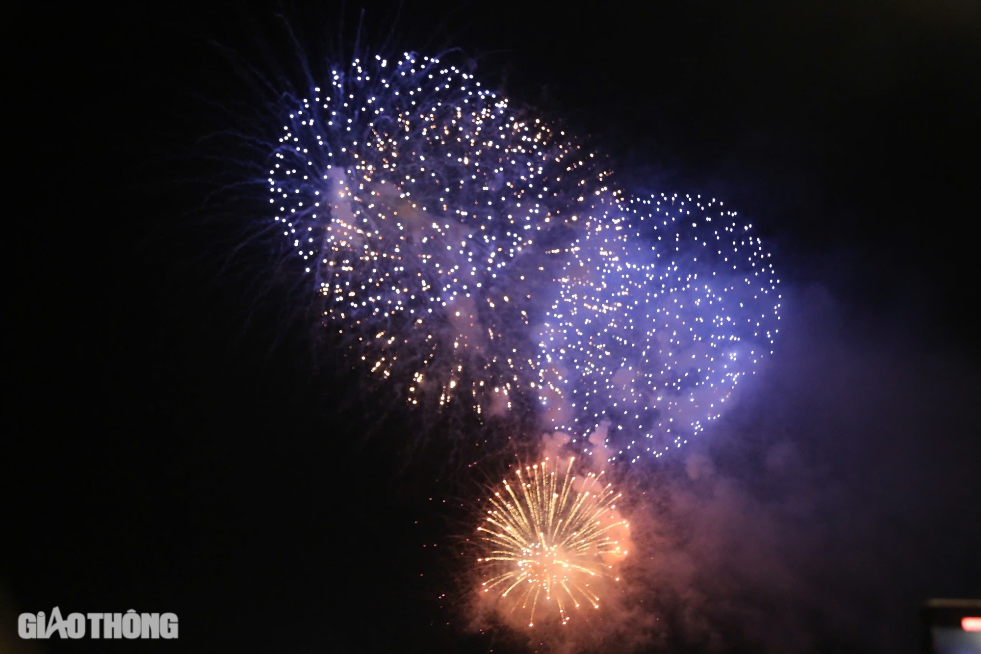 M&atilde;n nh&atilde;n với bữa tiệc ph&aacute;o hoa ch&agrave;o mừng năm mới tại TP.HCM- Ảnh 3.