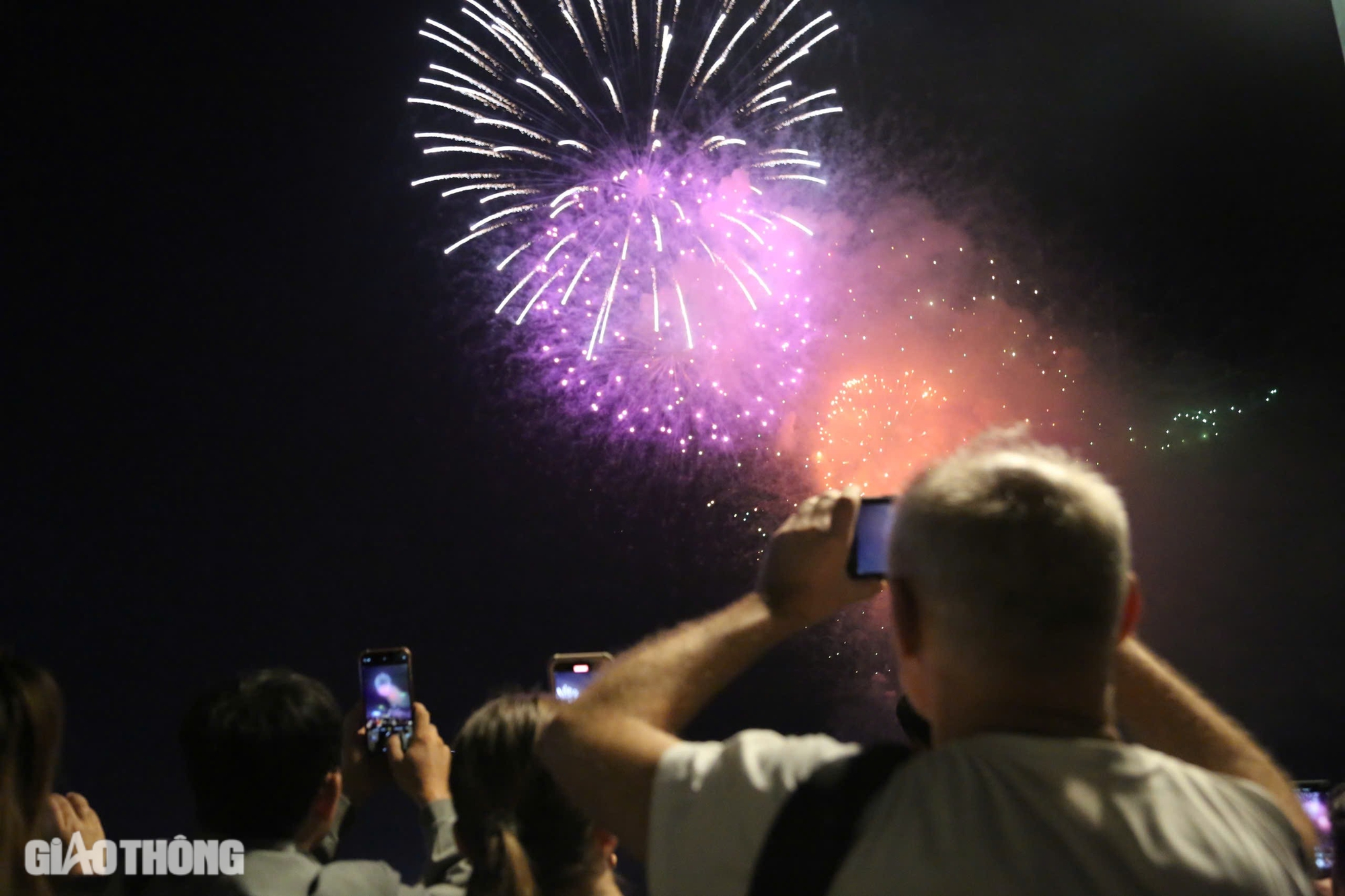 M&atilde;n nh&atilde;n với bữa tiệc ph&aacute;o hoa ch&agrave;o mừng năm mới tại TP.HCM- Ảnh 14.