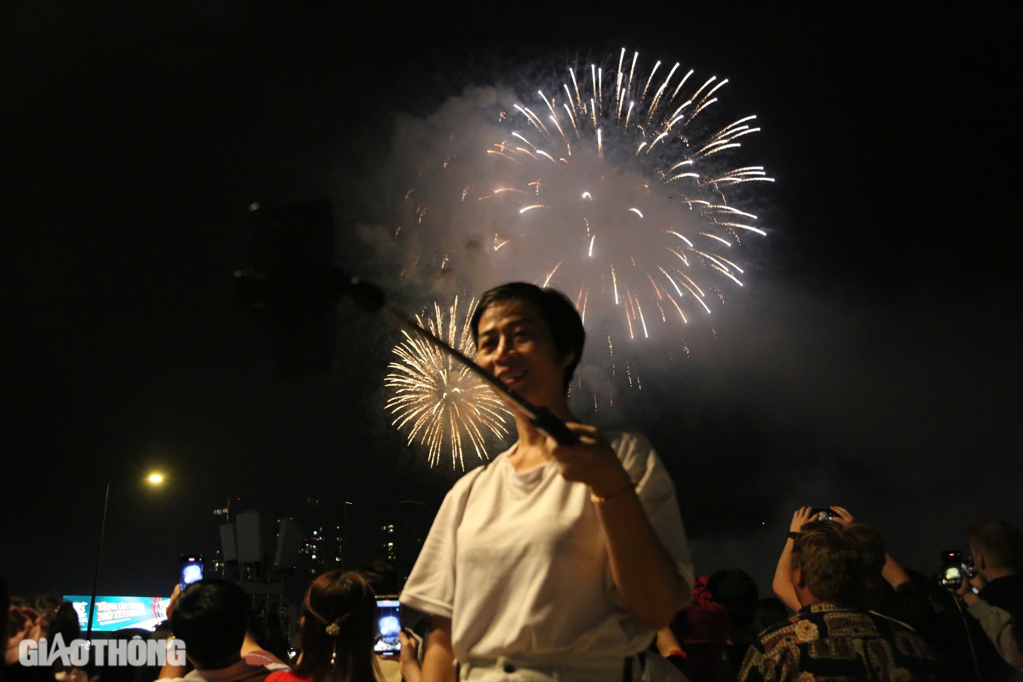 M&atilde;n nh&atilde;n với bữa tiệc ph&aacute;o hoa ch&agrave;o mừng năm mới tại TP.HCM- Ảnh 12.