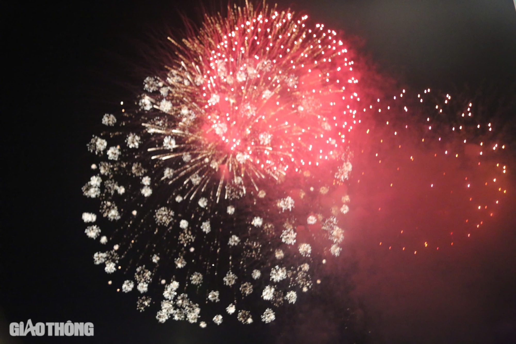 M&atilde;n nh&atilde;n với bữa tiệc ph&aacute;o hoa ch&agrave;o mừng năm mới tại TP.HCM- Ảnh 5.