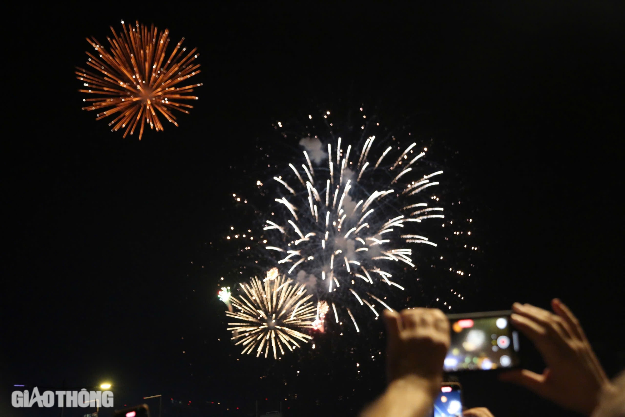 M&atilde;n nh&atilde;n với bữa tiệc ph&aacute;o hoa ch&agrave;o mừng năm mới tại TP.HCM- Ảnh 4.