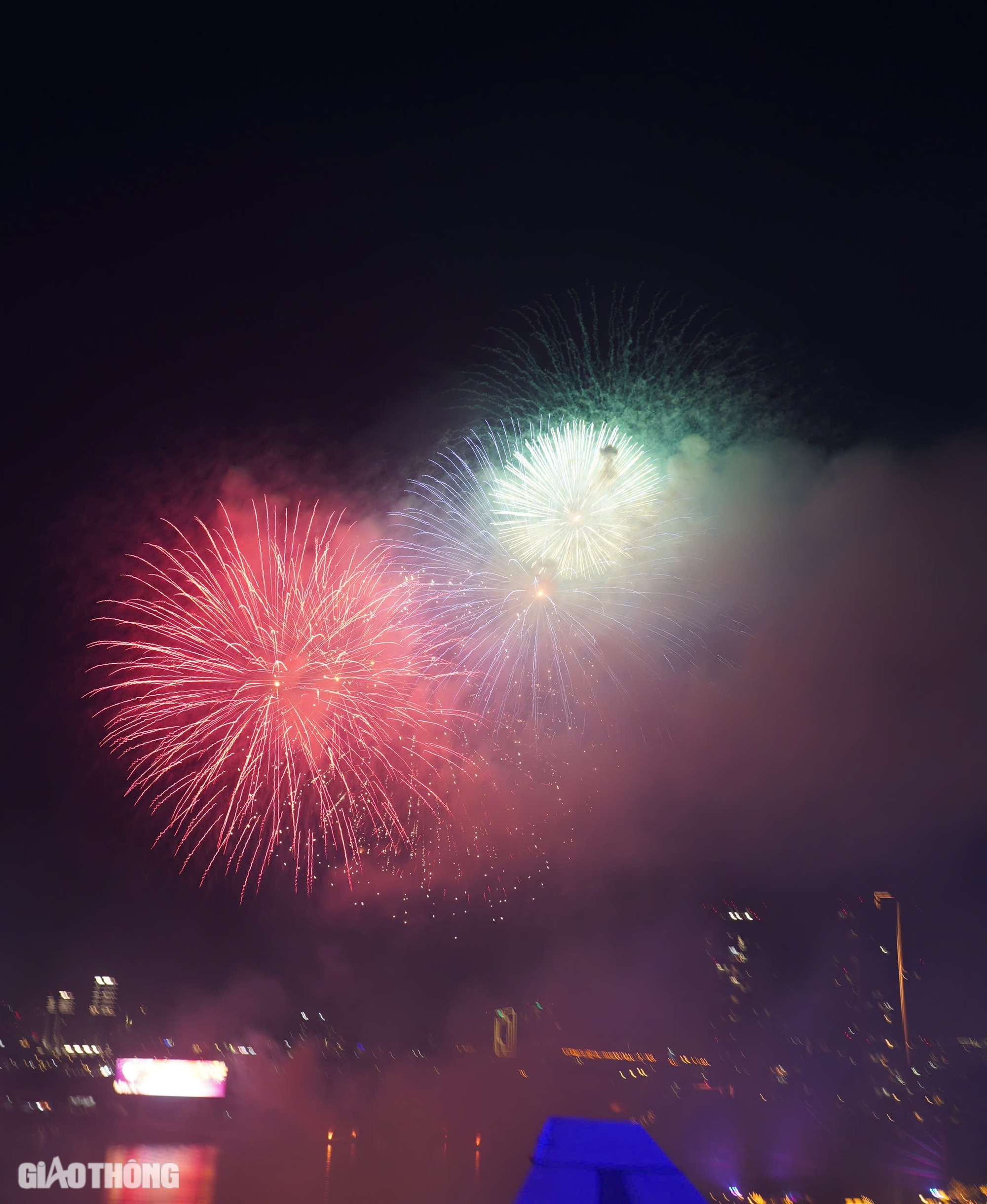 M&atilde;n nh&atilde;n với bữa tiệc ph&aacute;o hoa ch&agrave;o mừng năm mới tại TP.HCM- Ảnh 8.