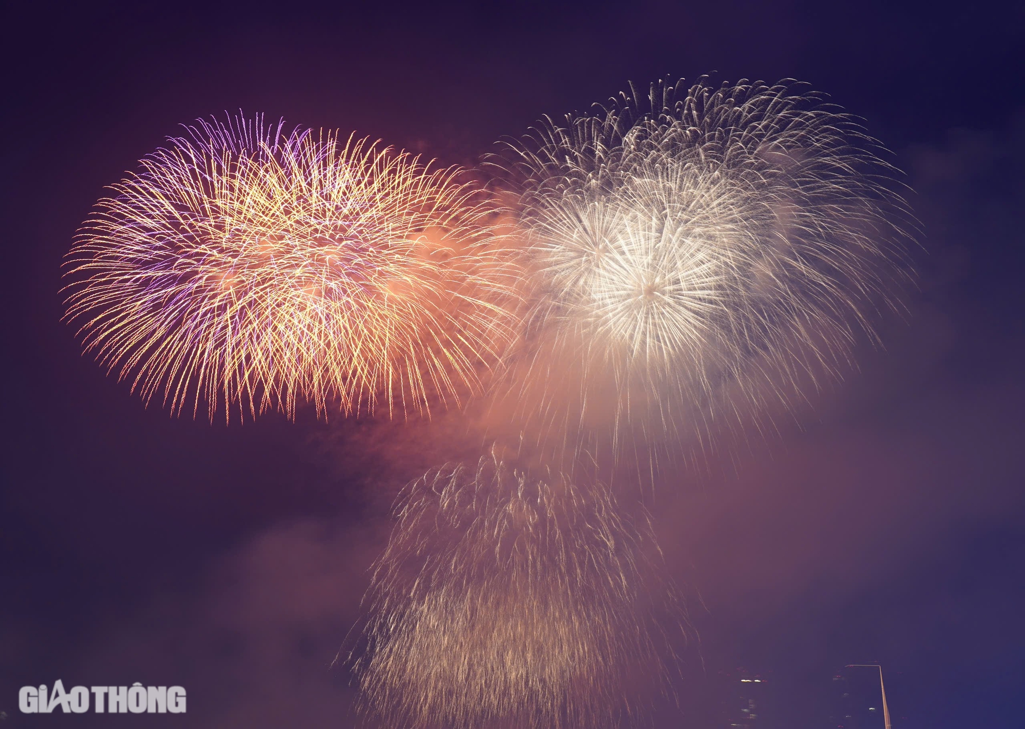 M&atilde;n nh&atilde;n với bữa tiệc ph&aacute;o hoa ch&agrave;o mừng năm mới tại TP.HCM- Ảnh 9.