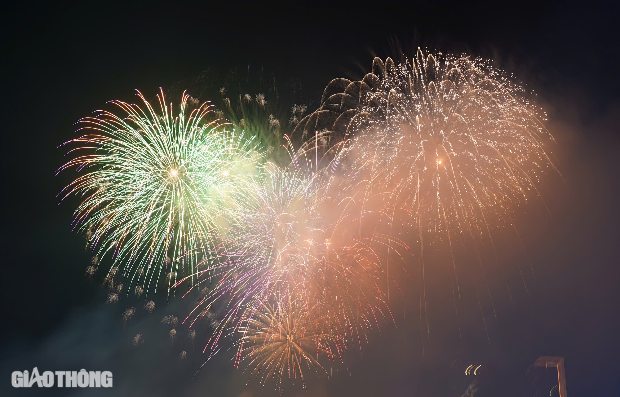 M&atilde;n nh&atilde;n với bữa tiệc ph&aacute;o hoa ch&agrave;o mừng năm mới tại TP.HCM- Ảnh 10.