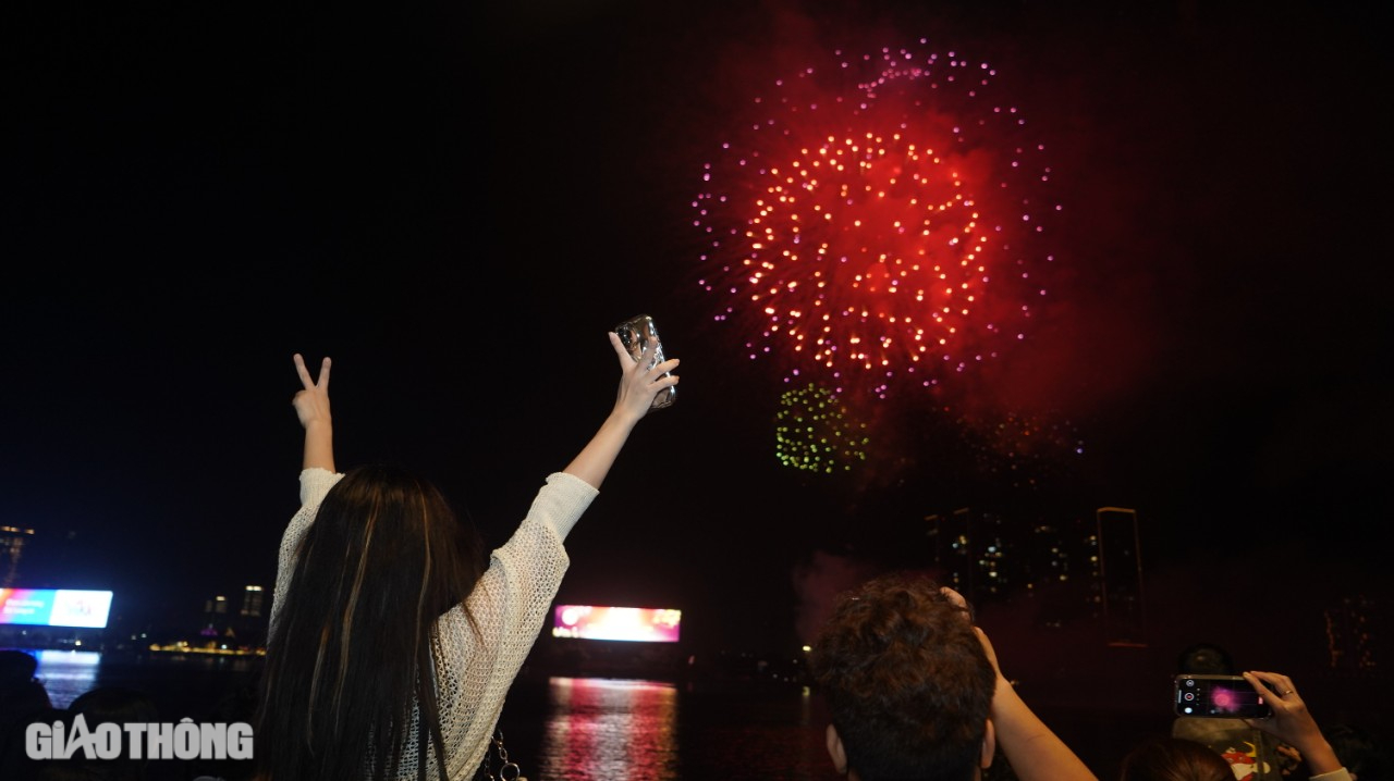 M&atilde;n nh&atilde;n với bữa tiệc ph&aacute;o hoa ch&agrave;o mừng năm mới tại TP.HCM- Ảnh 13.