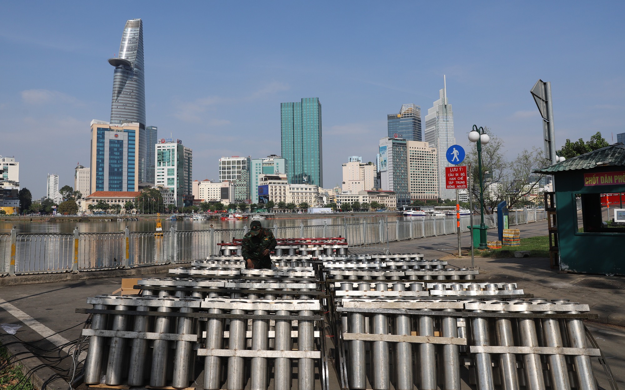 TP.HCM: Trận địa ph&aacute;o hoa sẵn s&agrave;ng khai hỏa đ&oacute;n năm mới Ất Tỵ 2025