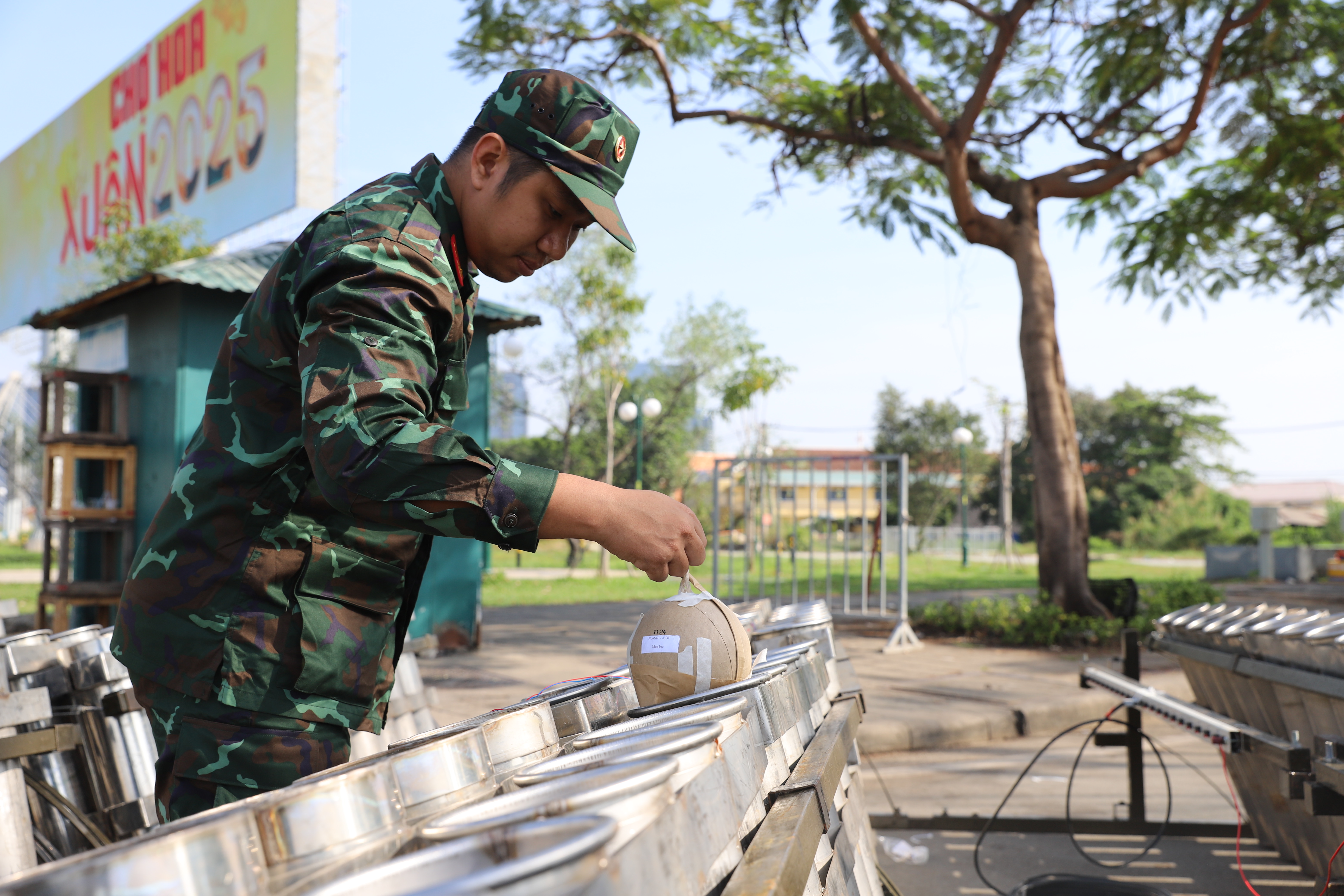 TP.HCM: Trận địa ph&aacute;o hoa sẵn s&agrave;ng khai hỏa đ&oacute;n năm mới Ất Tỵ 2025- Ảnh 6.