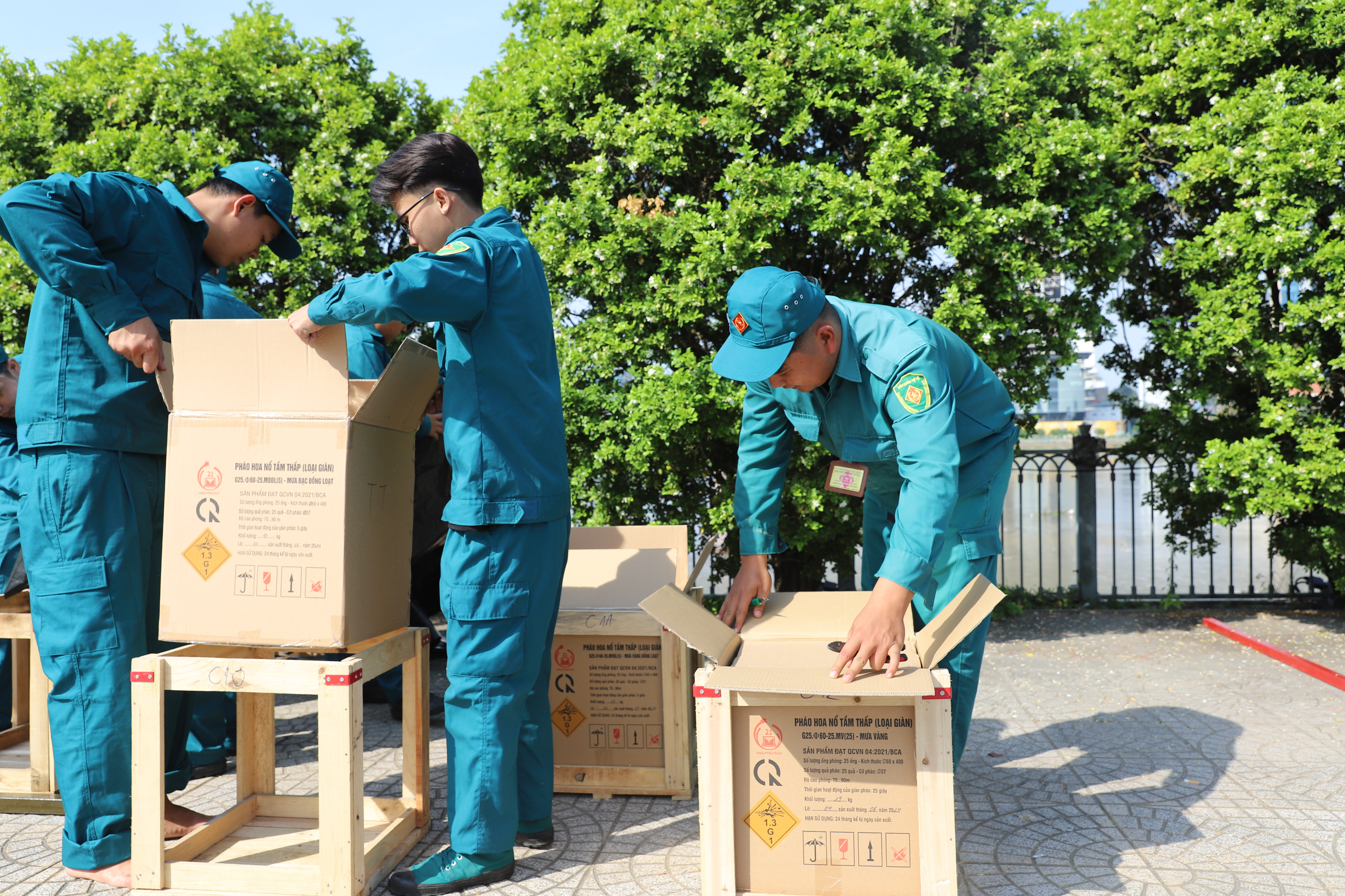 TP.HCM: Trận địa ph&aacute;o hoa sẵn s&agrave;ng khai hỏa đ&oacute;n năm mới Ất Tỵ 2025- Ảnh 4.