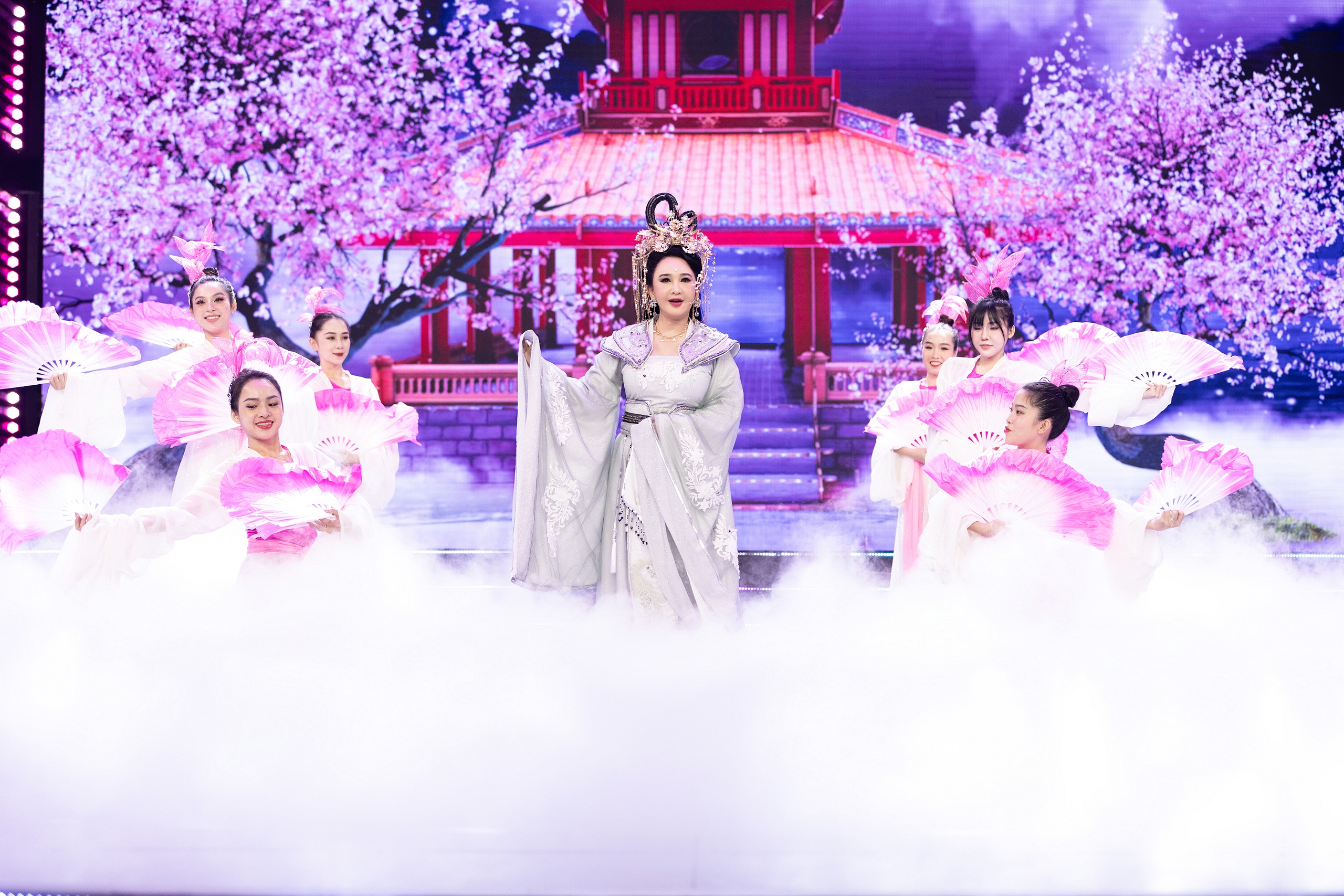 Táo Xuân 2025: Đưa trend "đám giỗ bên Cồn" lên sóng- Ảnh 5. Táo Xuân 2025: Đưa trend "đám giỗ bên Cồn" lên sóng- Ảnh 5.