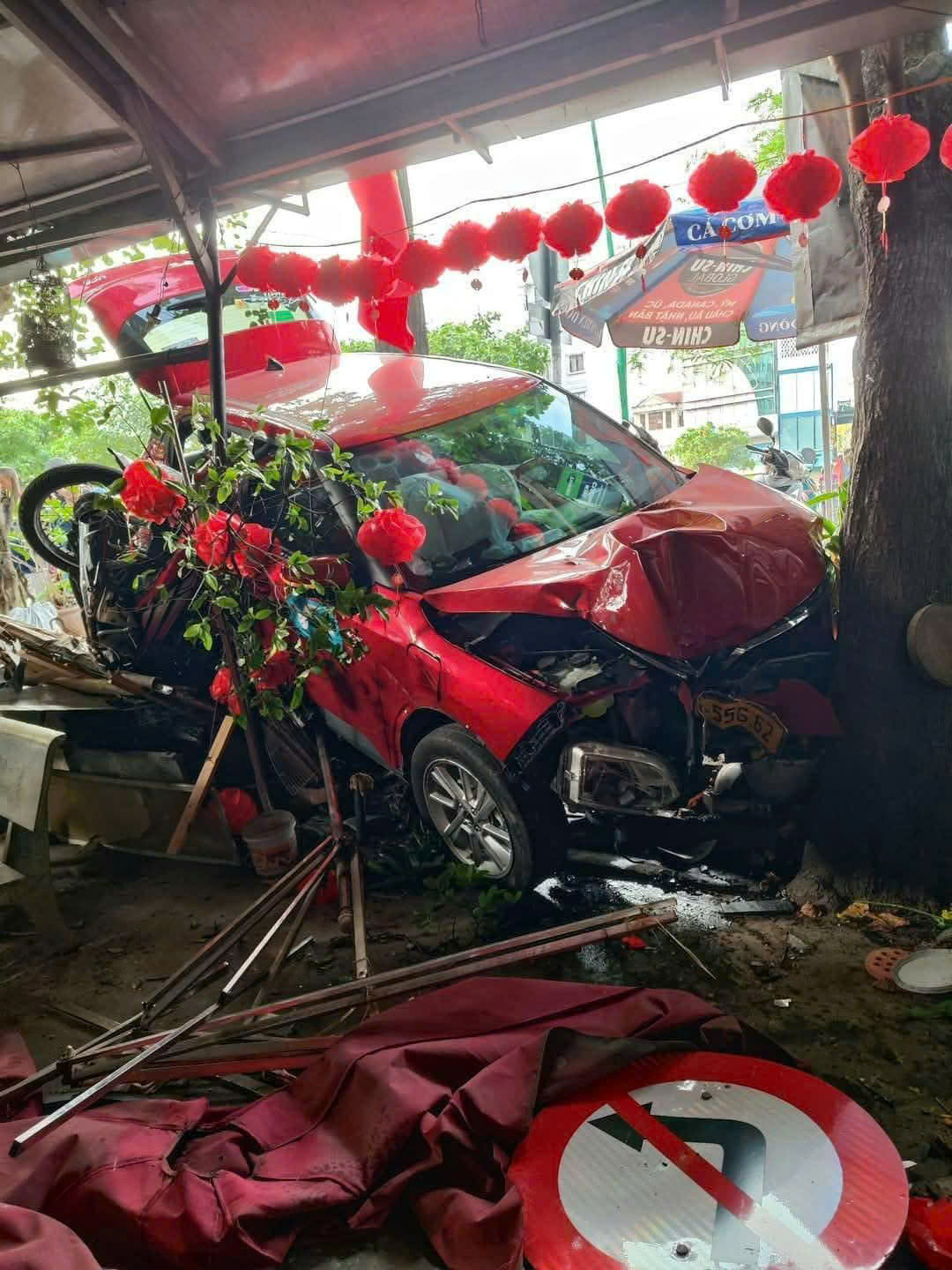 TP.HCM: Taxi bất ngờ lao v&agrave;o qu&aacute;n c&agrave; ph&ecirc; đ&ocirc;ng kh&aacute;ch, 1 người bị thương- Ảnh 1.