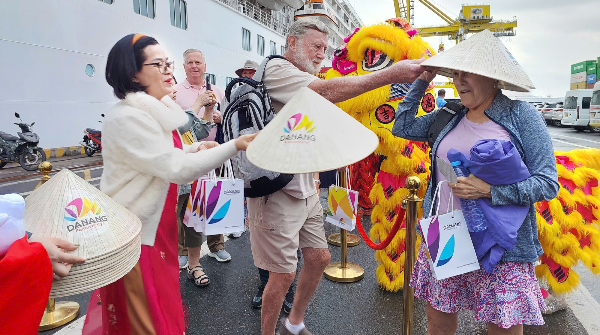 Du kh&aacute;ch Mỹ th&iacute;ch th&uacute; nhận n&oacute;n l&aacute; khi x&ocirc;ng đất Đ&agrave; Nẵng- Ảnh 1.