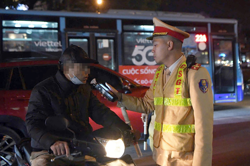 CSGT H&agrave; Nội tăng cường kiểm so&aacute;t, xử l&yacute; vi phạm ng&agrave;y cận Tết.