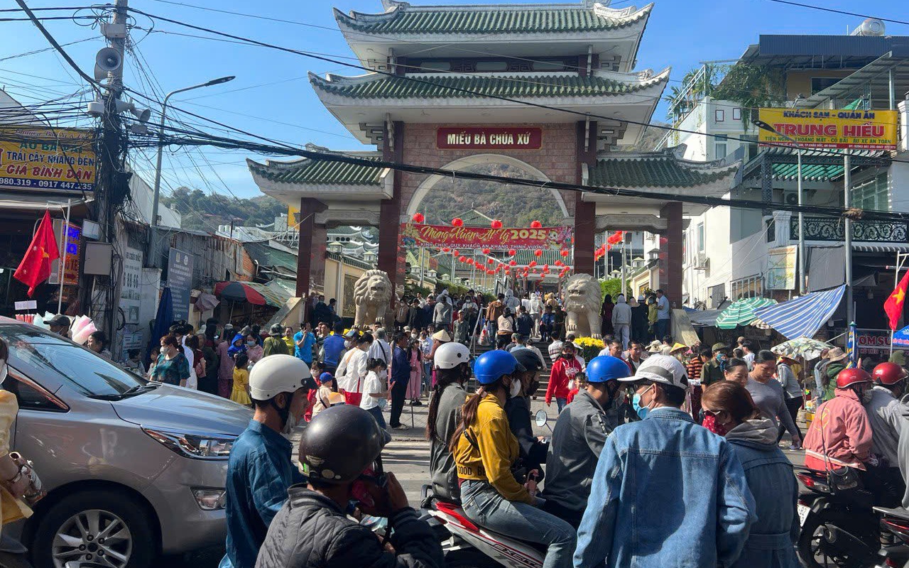 D&ograve;ng người đổ về Khu du lịch N&uacute;i Sam ng&agrave;y đầu năm mới