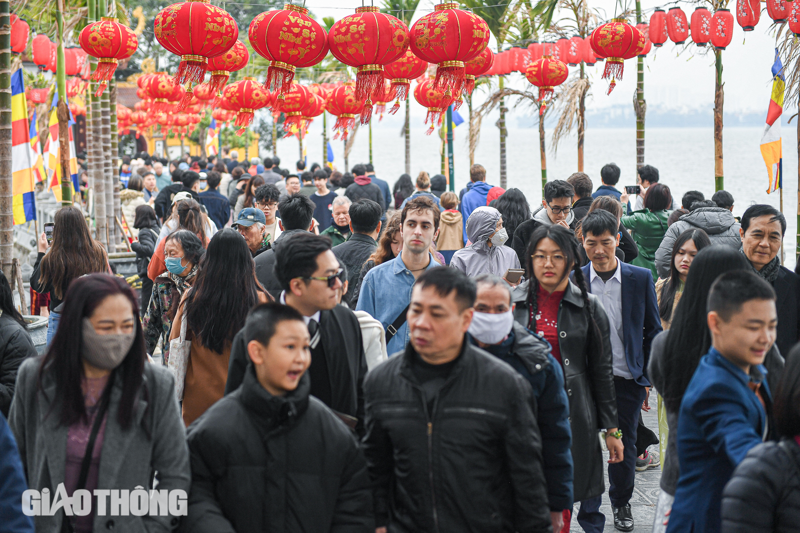 H&agrave; Nội: Người d&acirc;n chen ch&acirc;n đi lễ ng&agrave;y m&ugrave;ng 1 Tết Ất Tỵ- Ảnh 7.