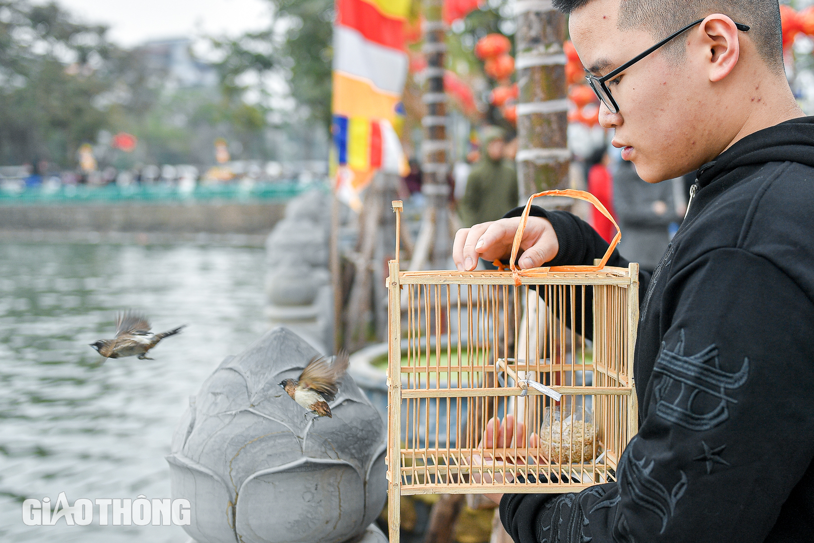 H&agrave; Nội: Người d&acirc;n chen ch&acirc;n đi lễ ng&agrave;y m&ugrave;ng 1 Tết Ất Tỵ- Ảnh 9.