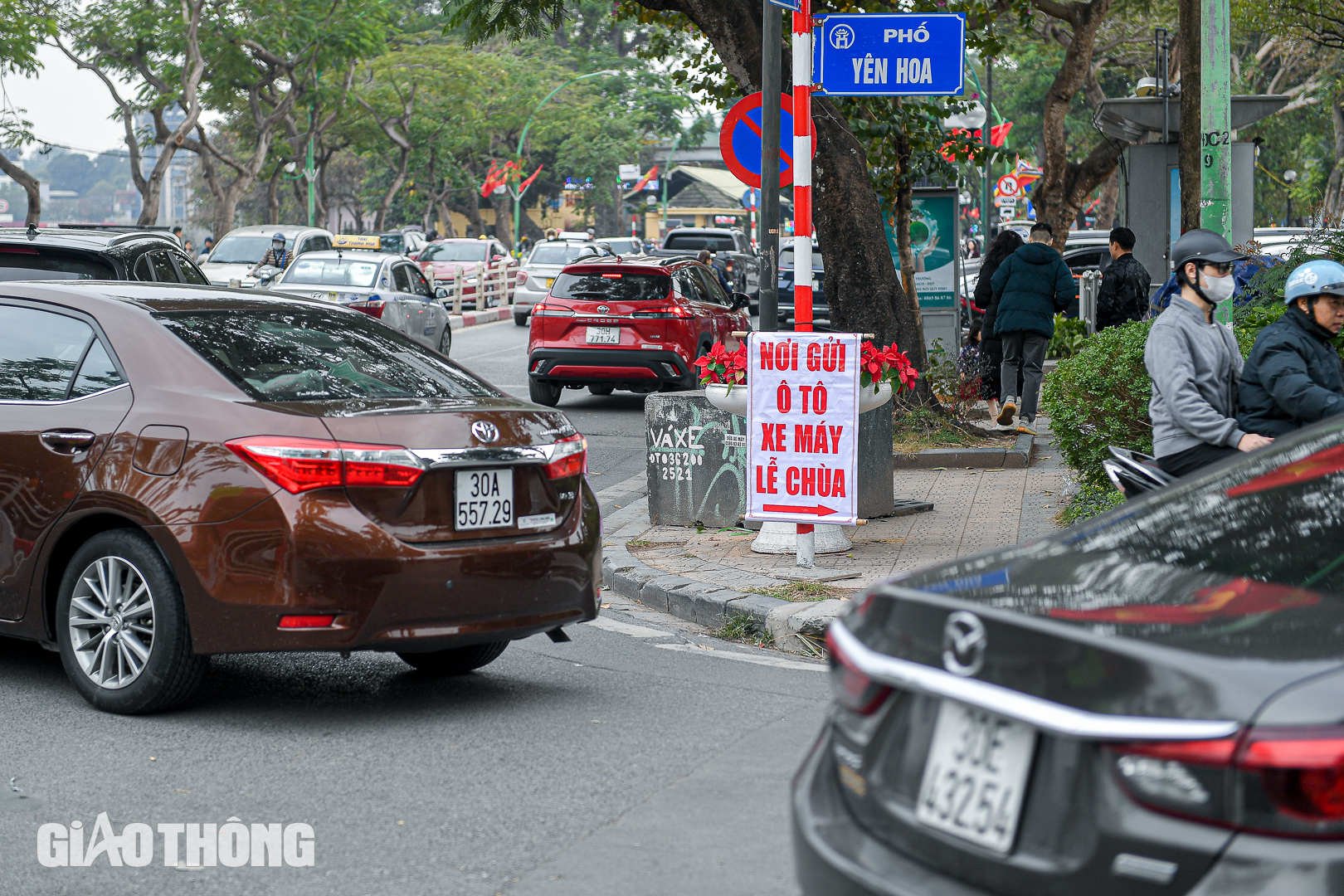 H&agrave; Nội: Người d&acirc;n chen ch&acirc;n đi lễ ng&agrave;y m&ugrave;ng 1 Tết Ất Tỵ- Ảnh 11.
