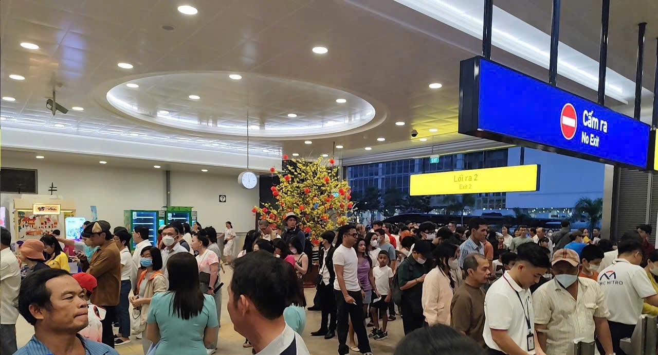 Metro số 1 đông nghẹt mùng 1 Tết, phải điều chỉnh tăng chuyến- Ảnh 5. Metro số 1 đông nghẹt mùng 1 Tết, phải điều chỉnh tăng chuyến- Ảnh 5.