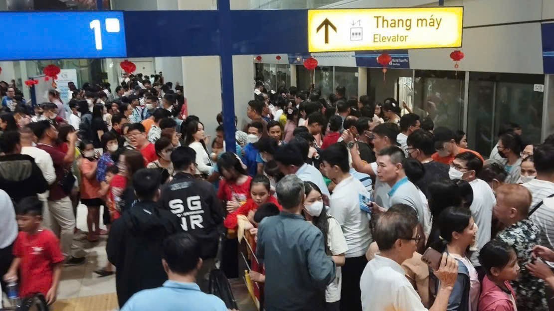 Metro số 1 đông nghẹt mùng 1 Tết, phải điều chỉnh tăng chuyến- Ảnh 2. Metro số 1 đông nghẹt mùng 1 Tết, phải điều chỉnh tăng chuyến- Ảnh 2.